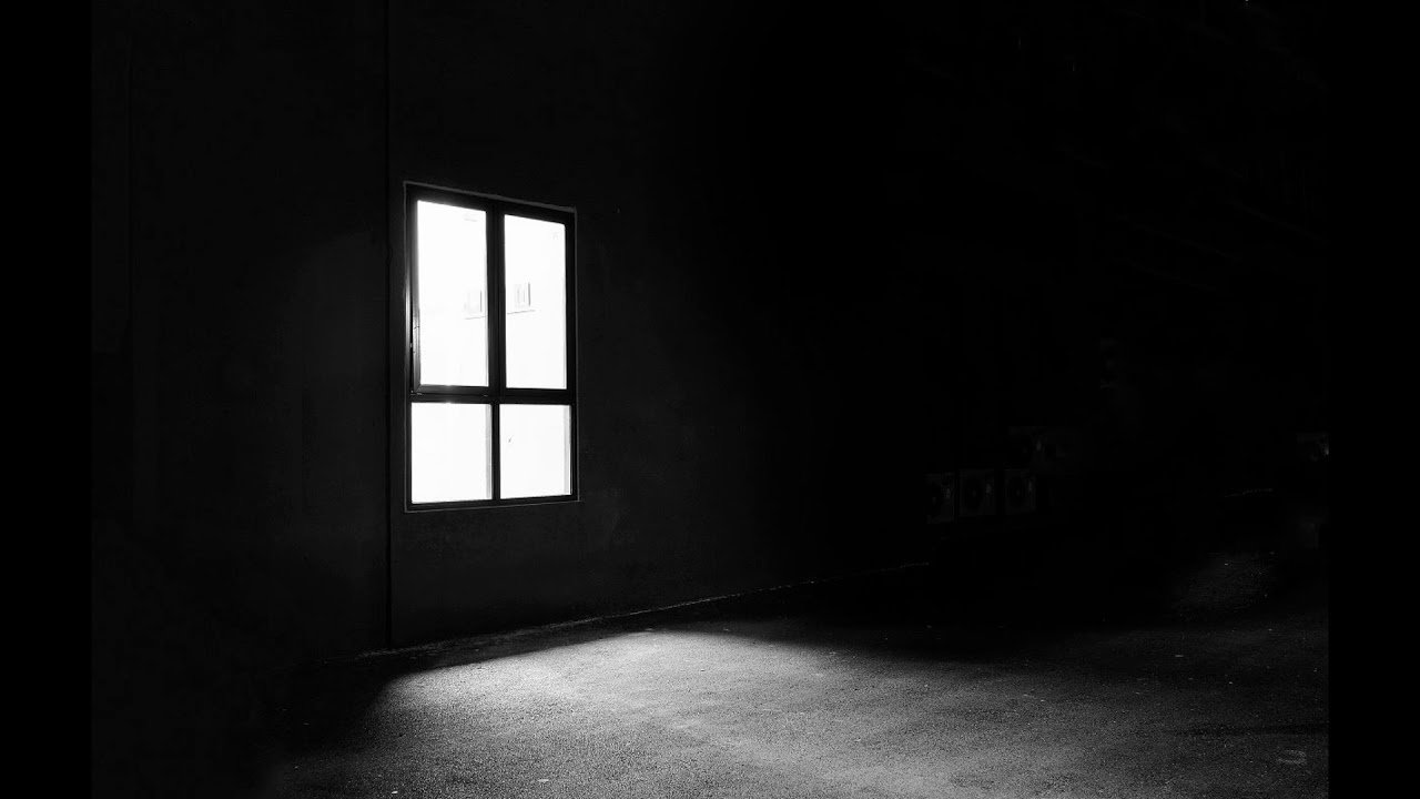 Окно в темной комнате