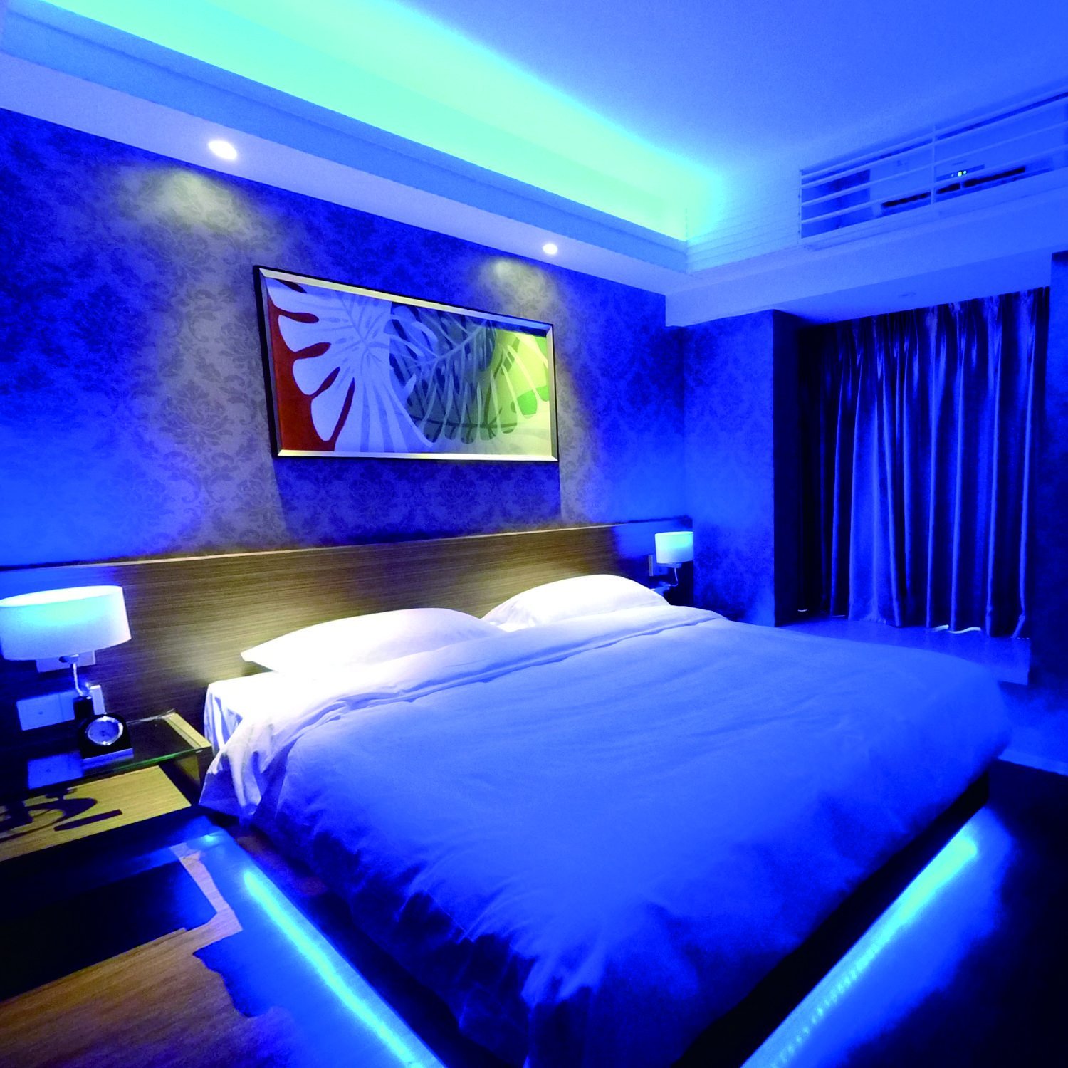 светодиодная лента в спальне над кроватью
