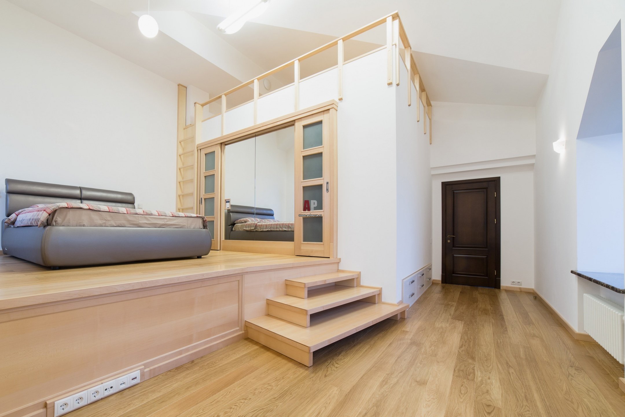 Кровать подиум с лестницей