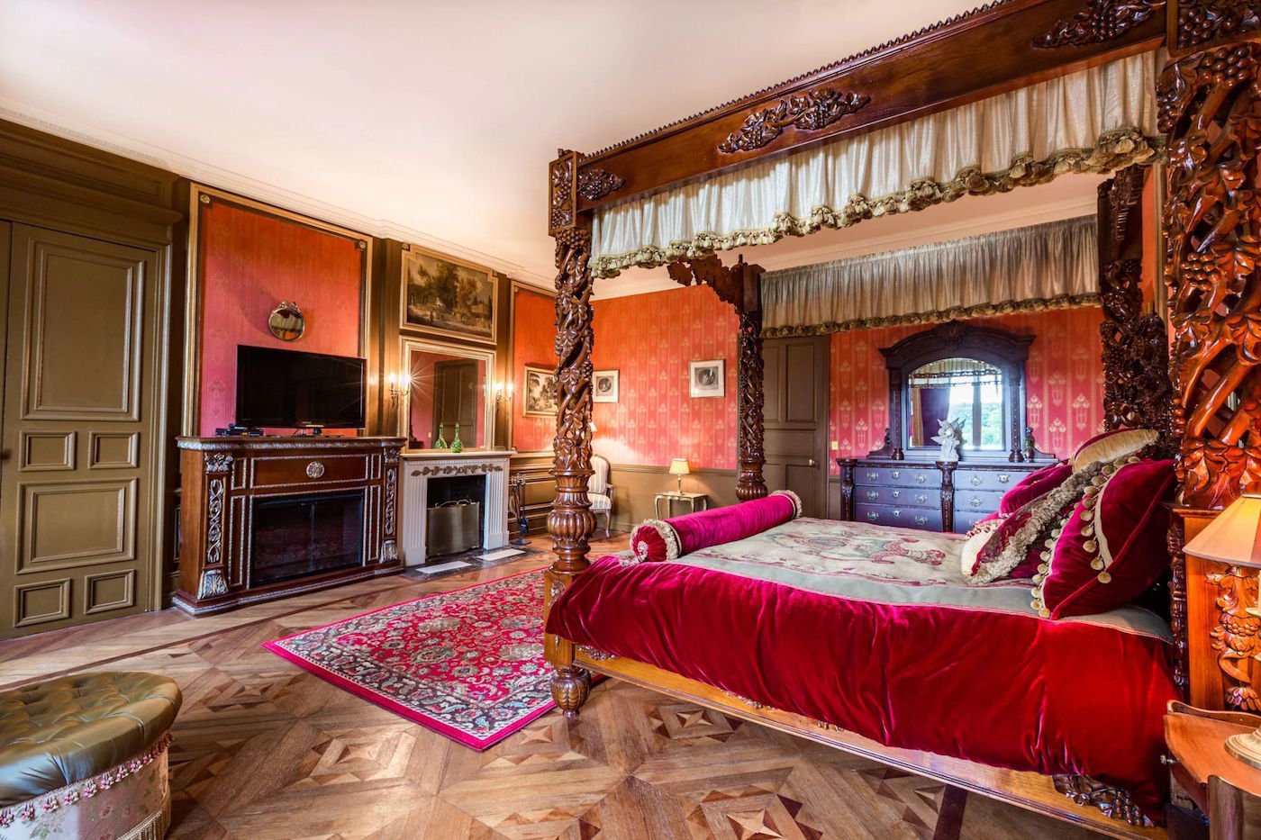 12 замков комната. Интерьер Тюдор Ренессанс. Кровать Франция 18 век. Спальня в стиле Ренессанс. Королевская кровать Франция 18 век.