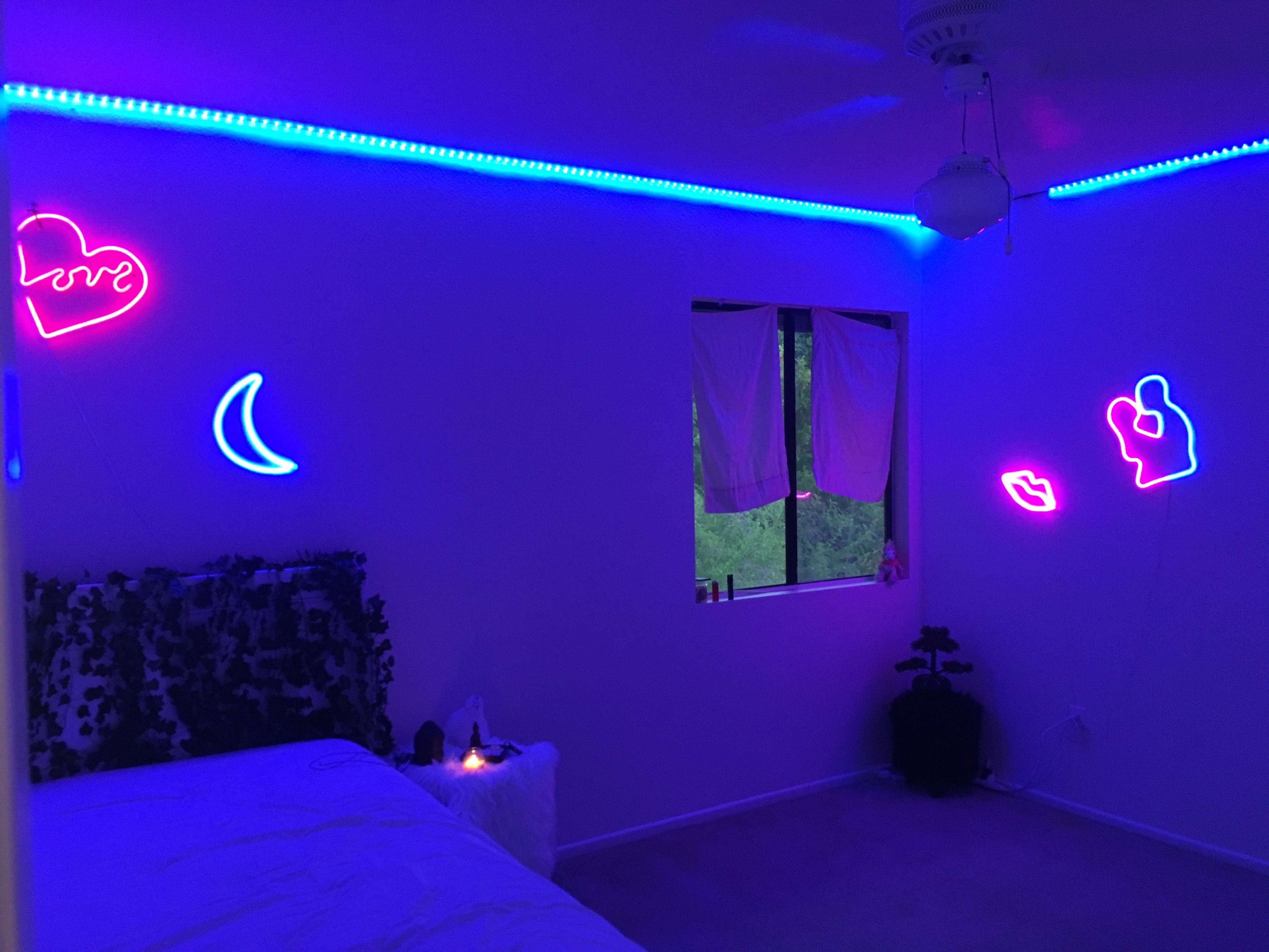 Неоновый хлам. Комната из пинтереста неон. Фиолетовая РГБ подсветка. Неоновая подсветка. Комната с неоновой подсветкой.
