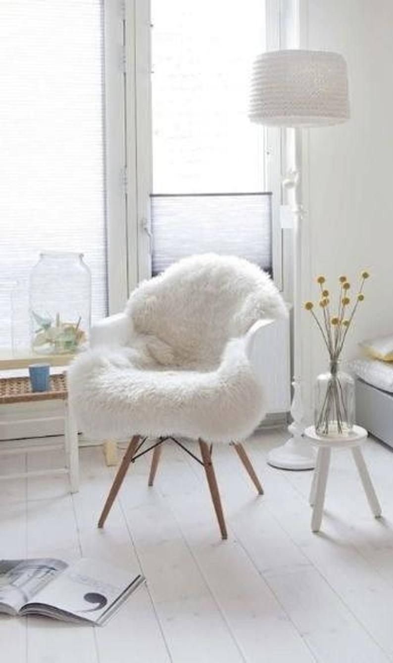 Белое кресло в интерьере