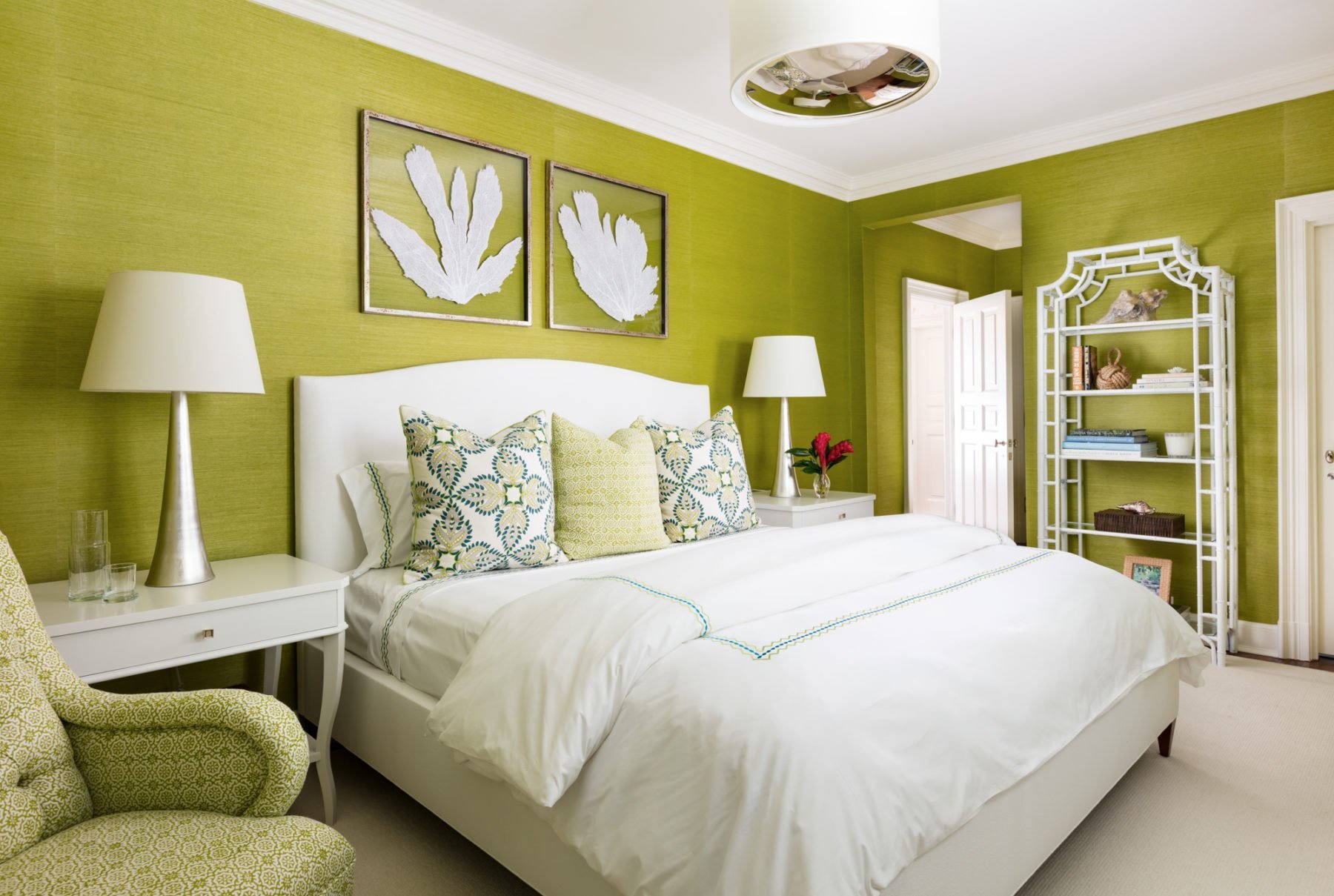 Интерьер в спальни в зеленых тонах фото