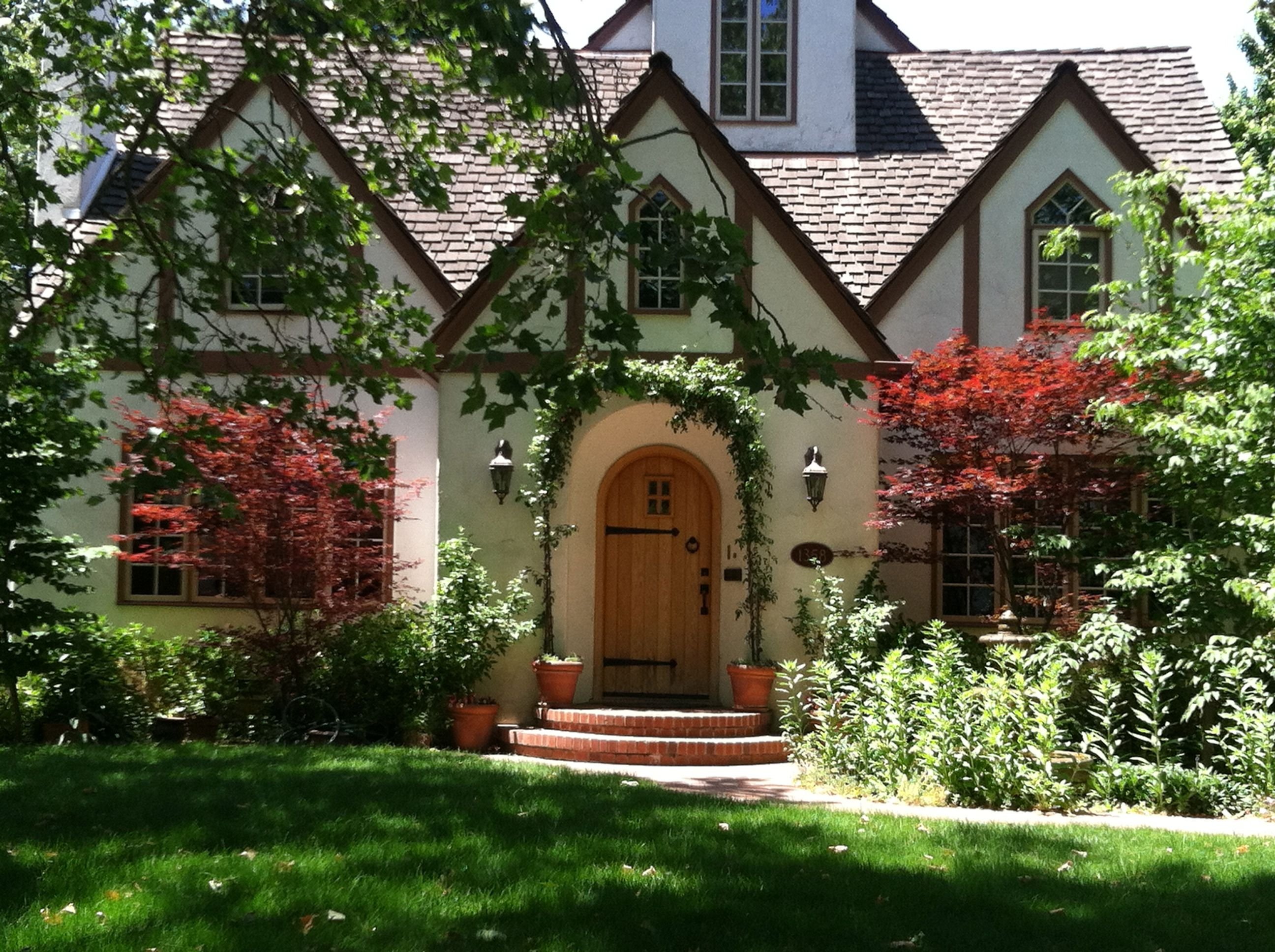 Покажи красивый домик. Английские домики с садом каменный Джейн Остен. Сакраменто Калифорния. Дом Сакраменто. Красивый дом с садом.