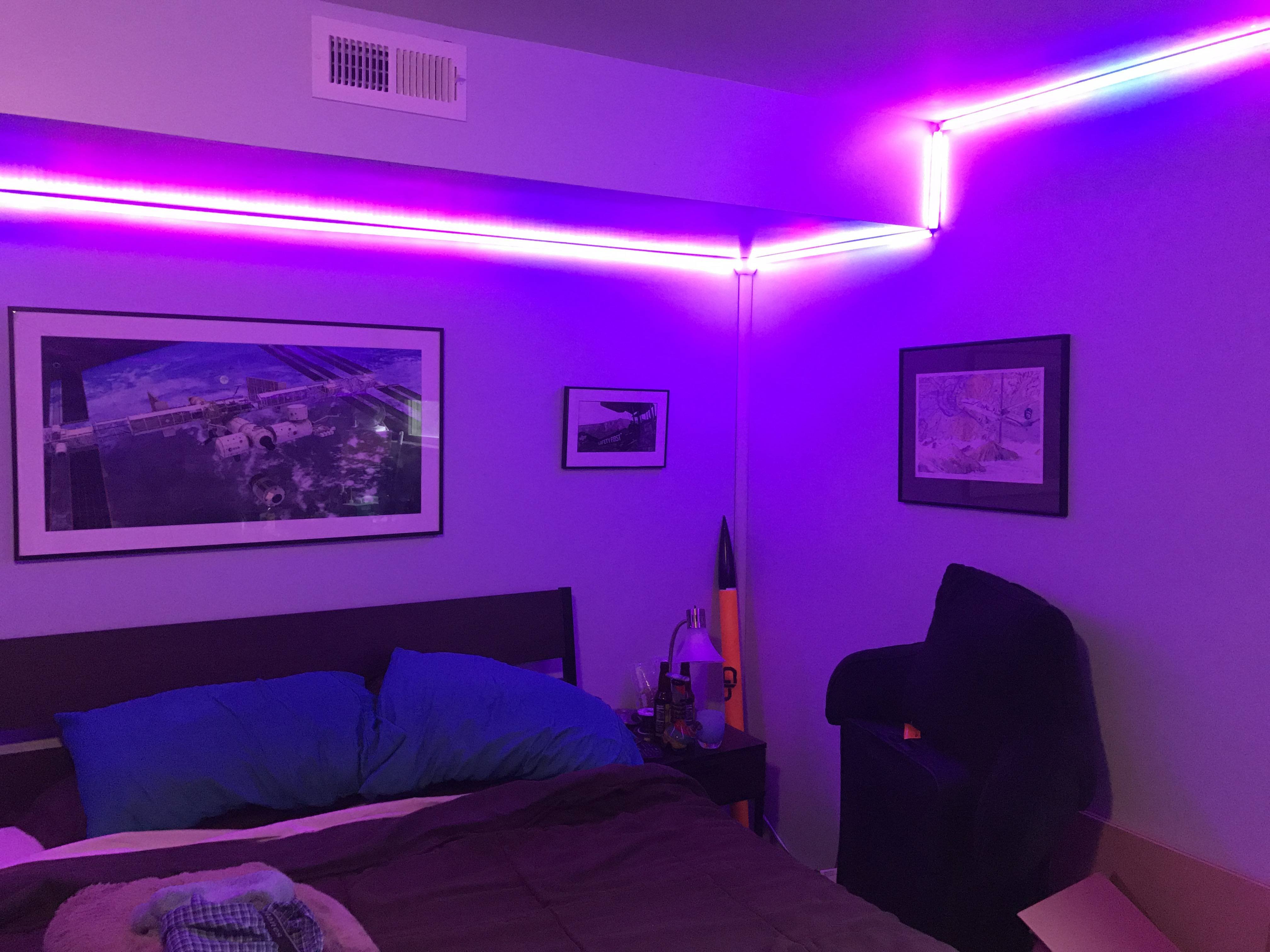 Подсветка неоновой лентой. Комната с подсветкой. Светодиодная лента в комнате. Неоновая подсветка для комнаты. Цветная подсветка для комнаты.