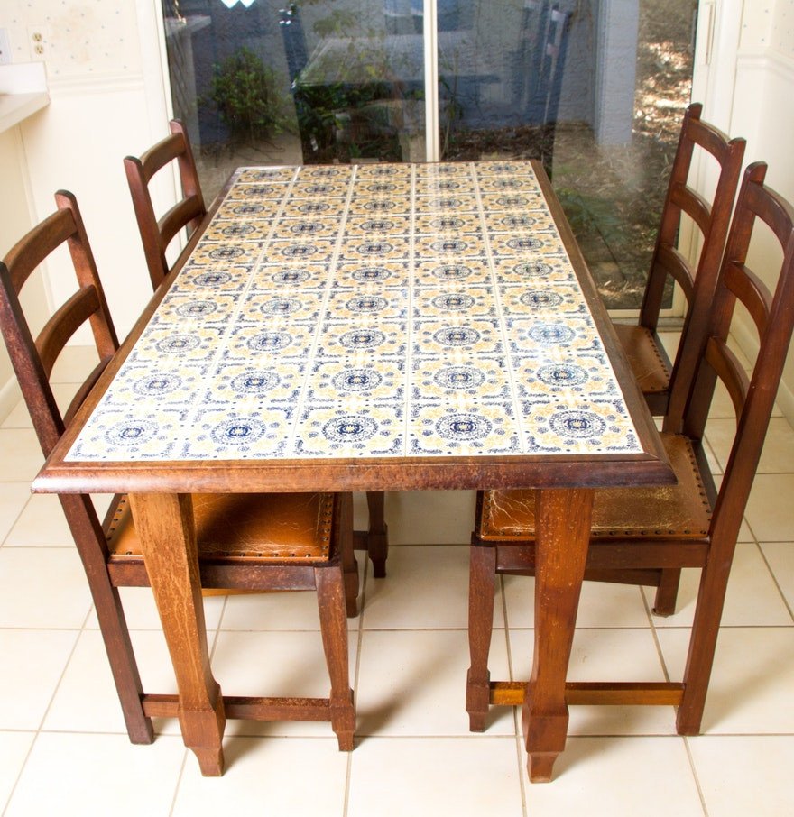 стол с керамической плиткой белый