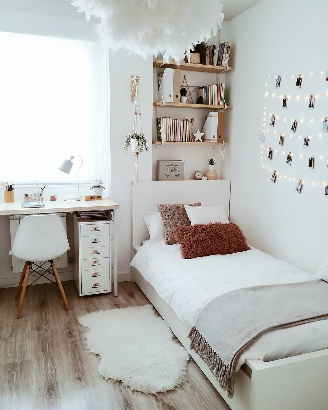 Белая мебель для спальни девушки
