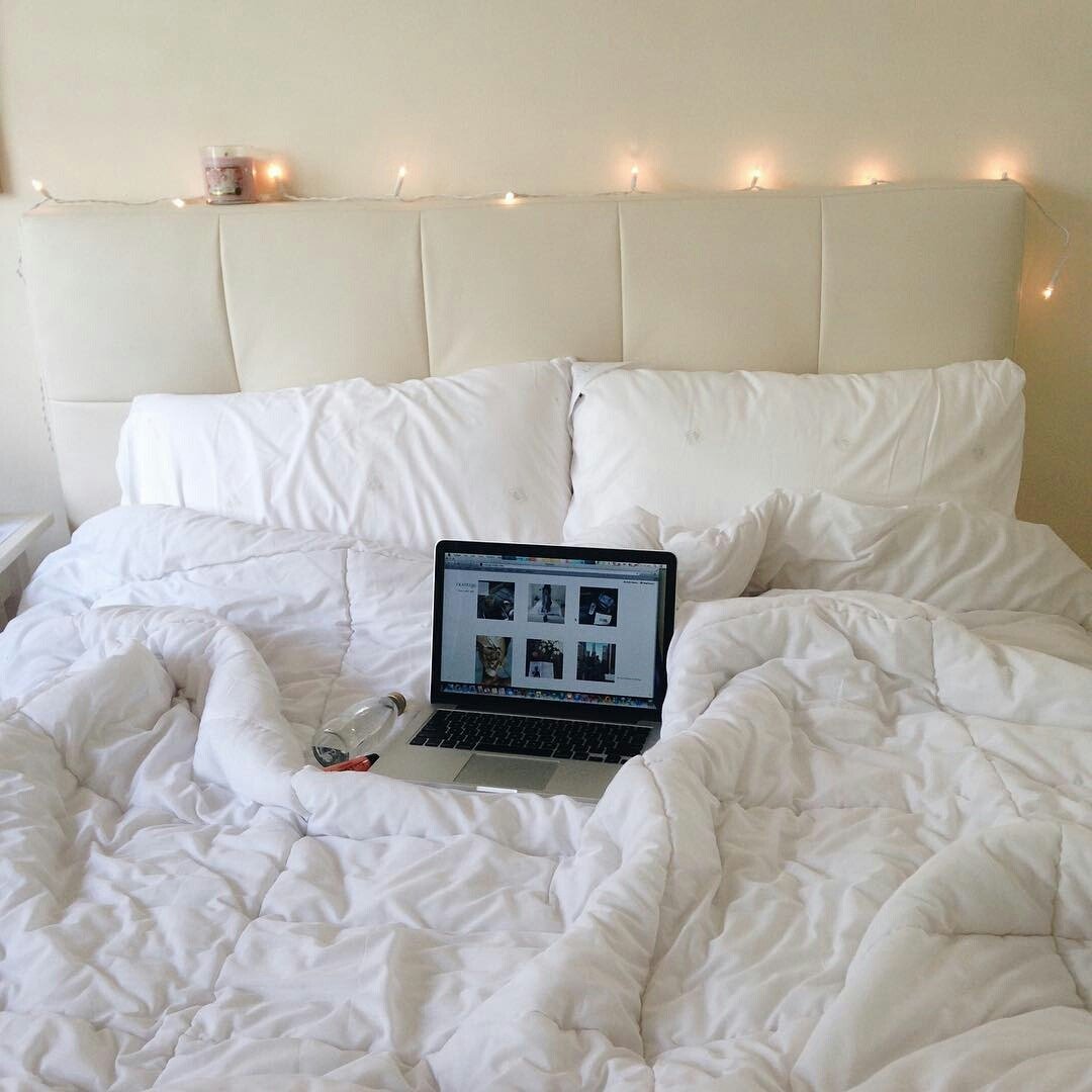 В спальне перед телевизором. Комната с кроватью и телевизором. Ноут на кровати. Уютная комната с ноутбуком. Ноутбук на кровати.