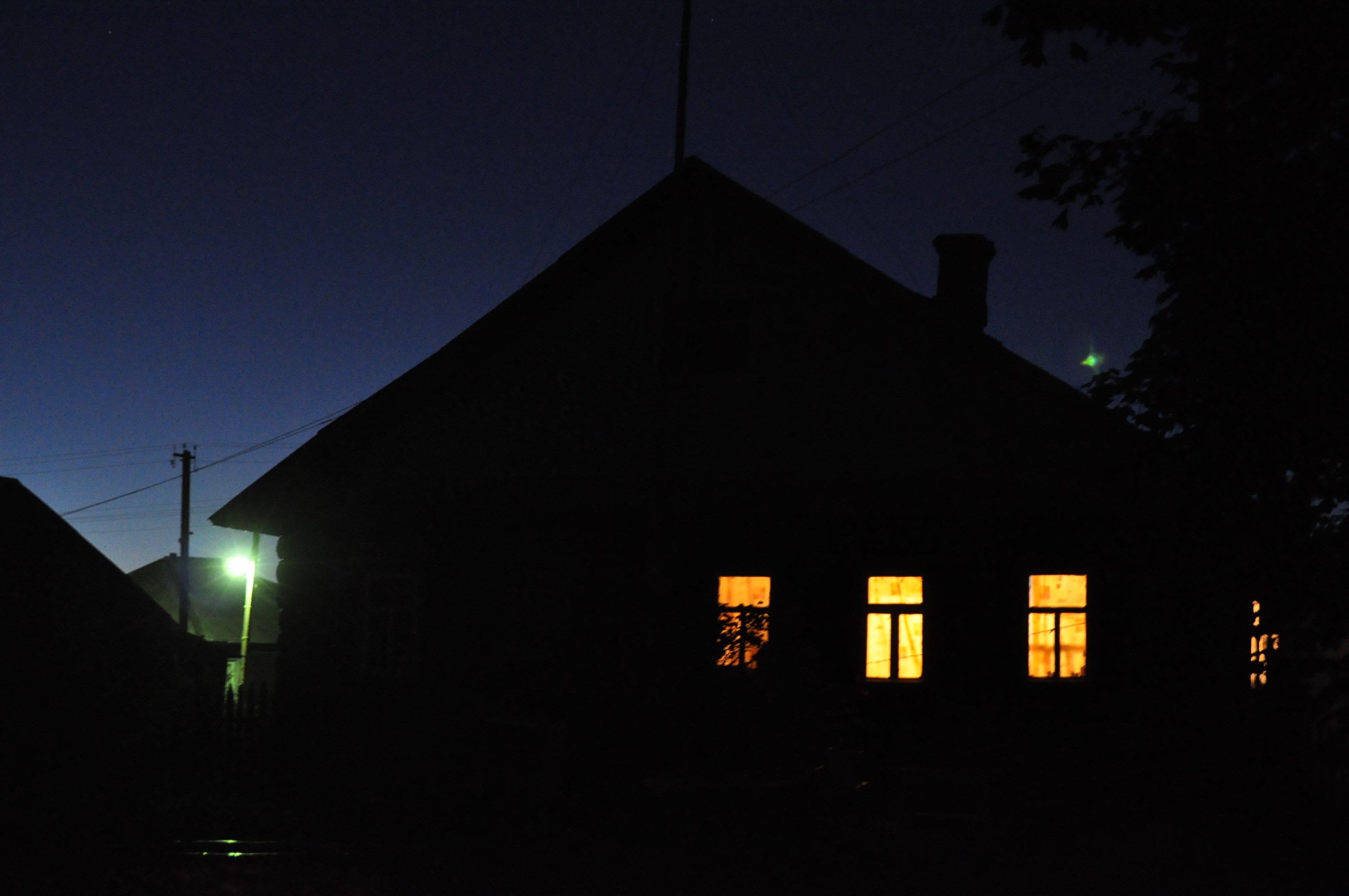 Дома выключился свет. Деревенский дом ночью. Дом в деревне ночью. Дом в темноте. Деревенский дом в темноте.