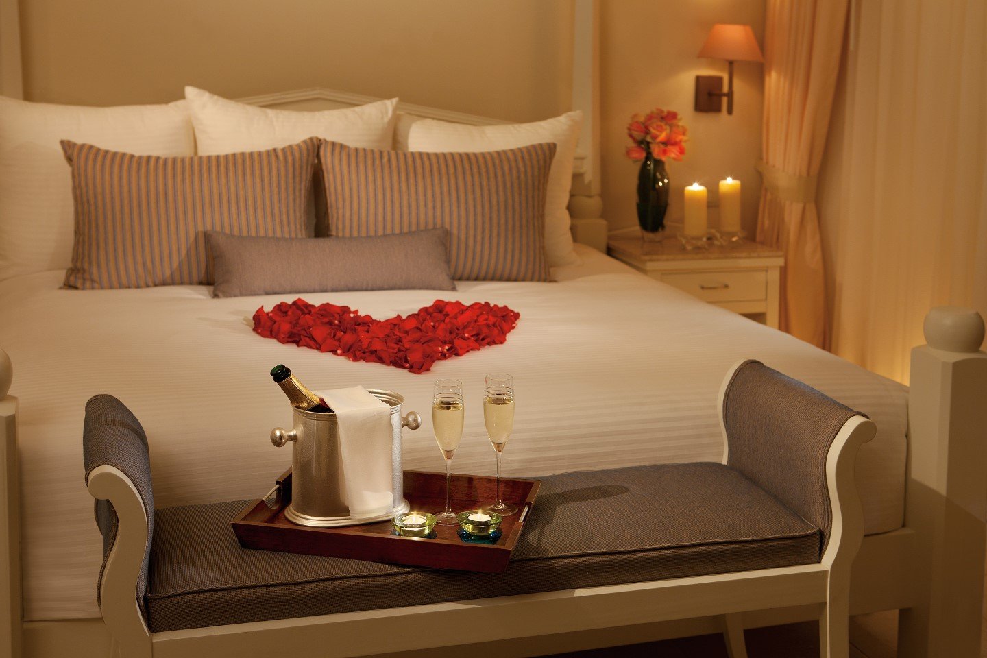 Романтичная постель. Романтичная обстановка. Романтичная спальня. Романтичный интерьер. Романтическая кровать.