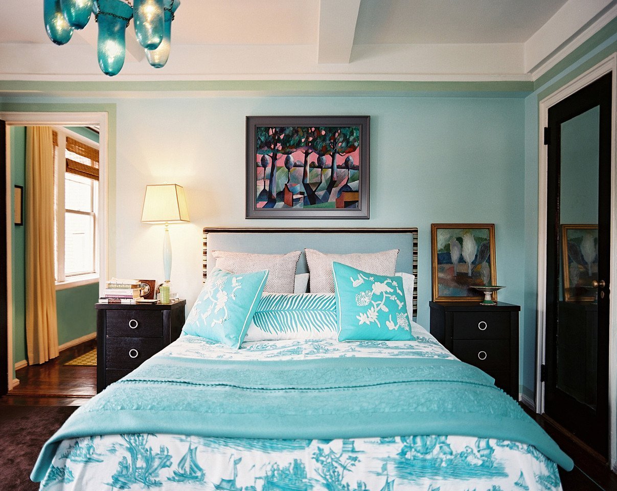 По бирюзовому небосклону. Спальня в бирюзовом стиле. Спальня в бирюзовом цвете. Спальня цвета морской волны. Голубая спальня.