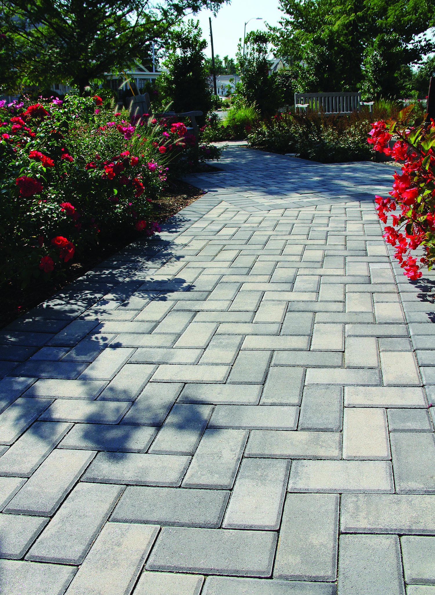 Тротуарная плитка какие. Pavestone Pavers. Серая брусчатка дорожка. Дорожки из брусчатки кирпичиком. Плитка тротуарная 