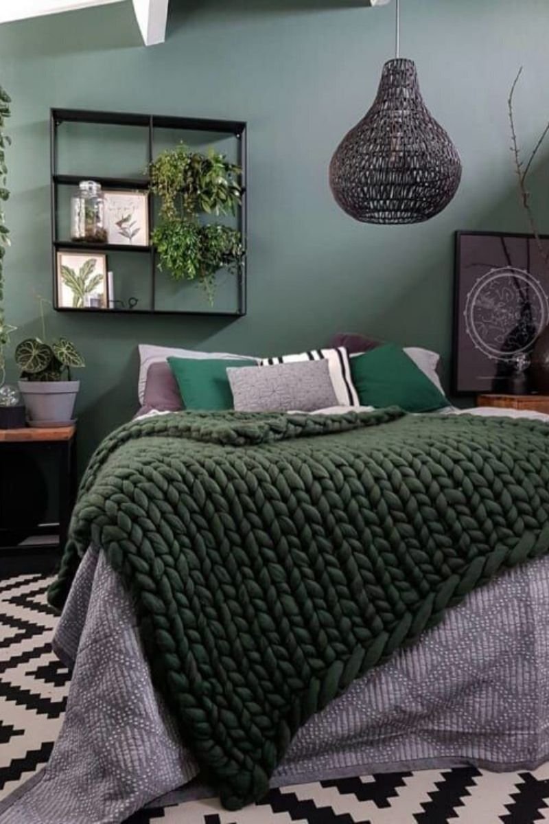 Спальня в темно зеленых тонах