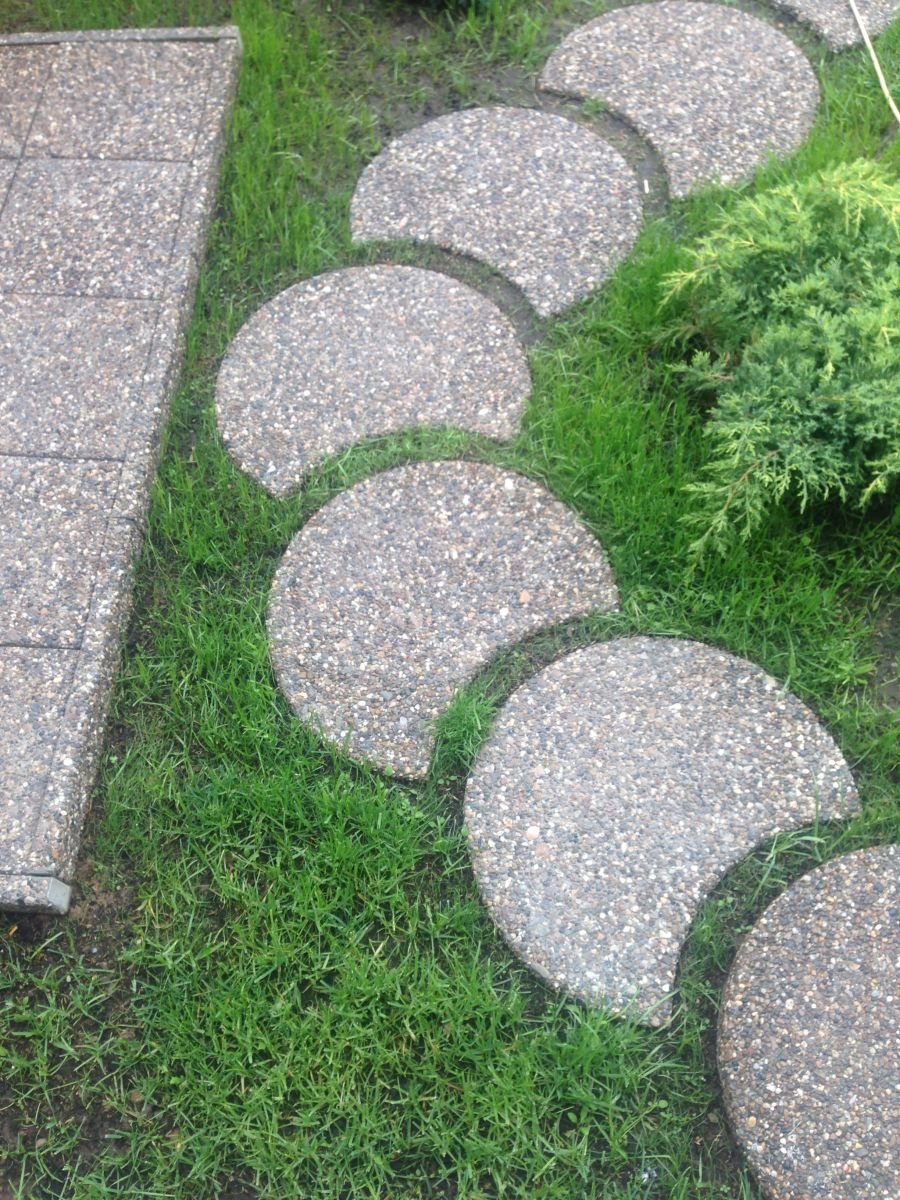 Круг крошка. Круглые плиты для дорожек. Круглая плитка для садовых дорожек. Круглые садовые дорожки. Круглые бетонные плиты для дорожек.