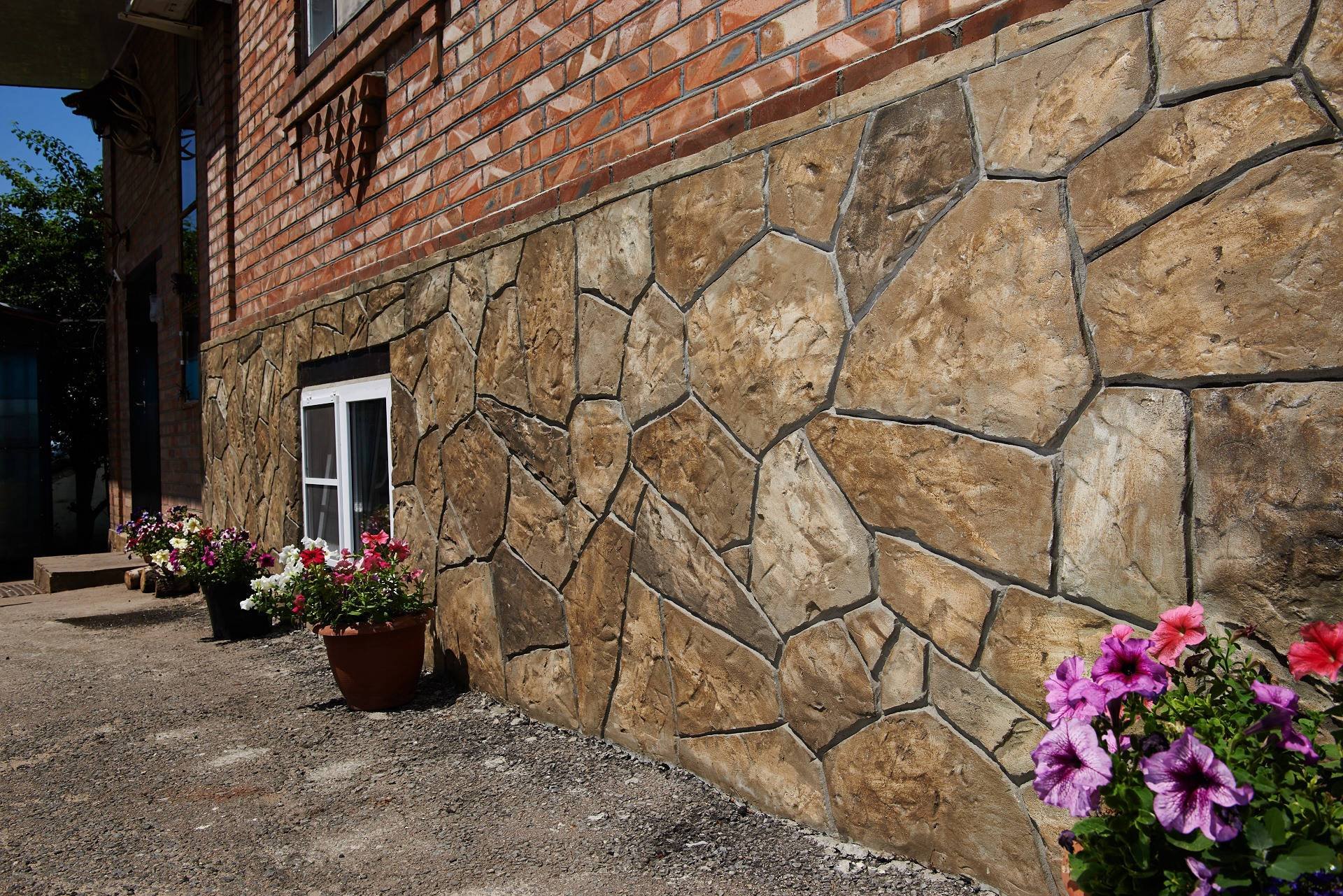 Облицовка фасада дома камнем или отделка панелями под камень