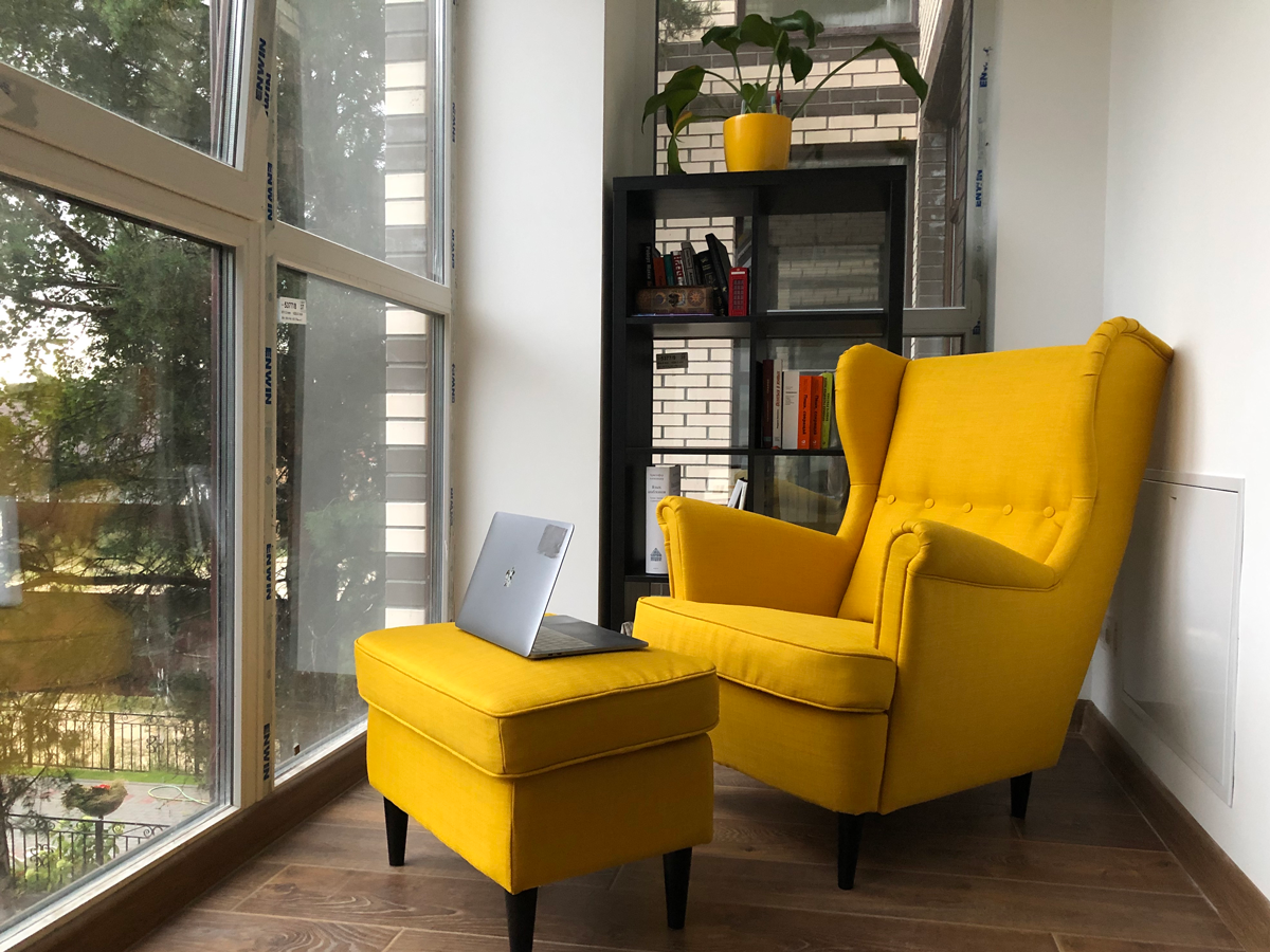 Желтое кресло в интерьере гостиной - 60 фото