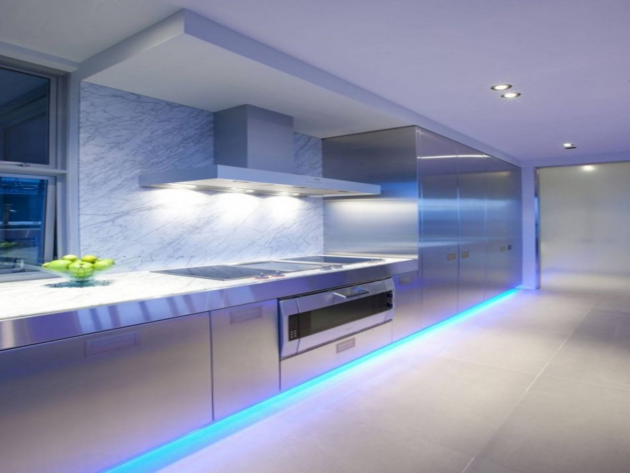 Кухня с подсветкой фото. Подсветка для кухни. Подсветк акухн. Светодиодная подсветка для кухни. Кухня с неоновой подсветкой.