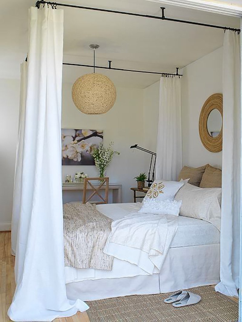 Кровать с балдахином в маленькой комнате