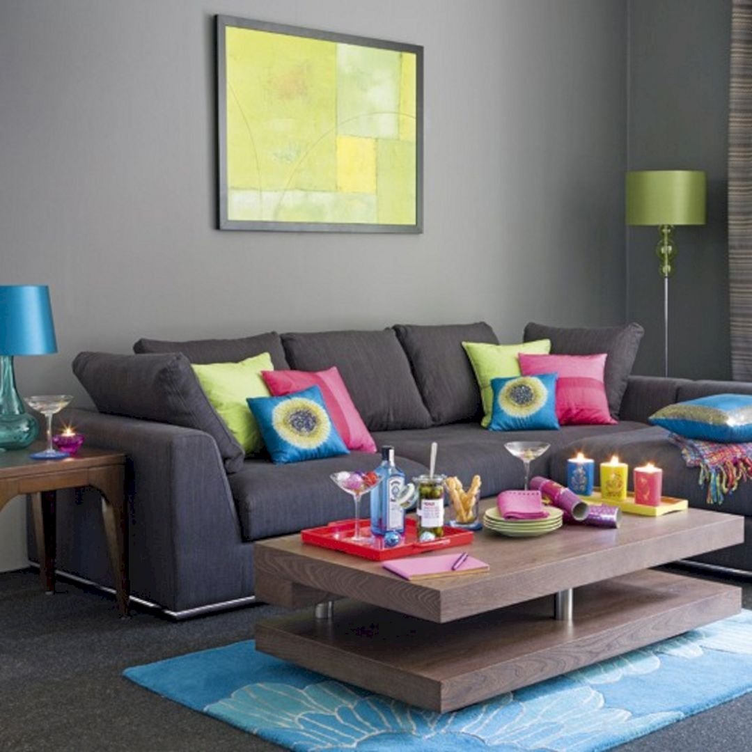 Какие цвета стильные. Яркий интерьер гостиной. Яркая мебель в интерьере. Интересные сочетания цветов в интерьере. Яркий диван в интерьере гостиной.