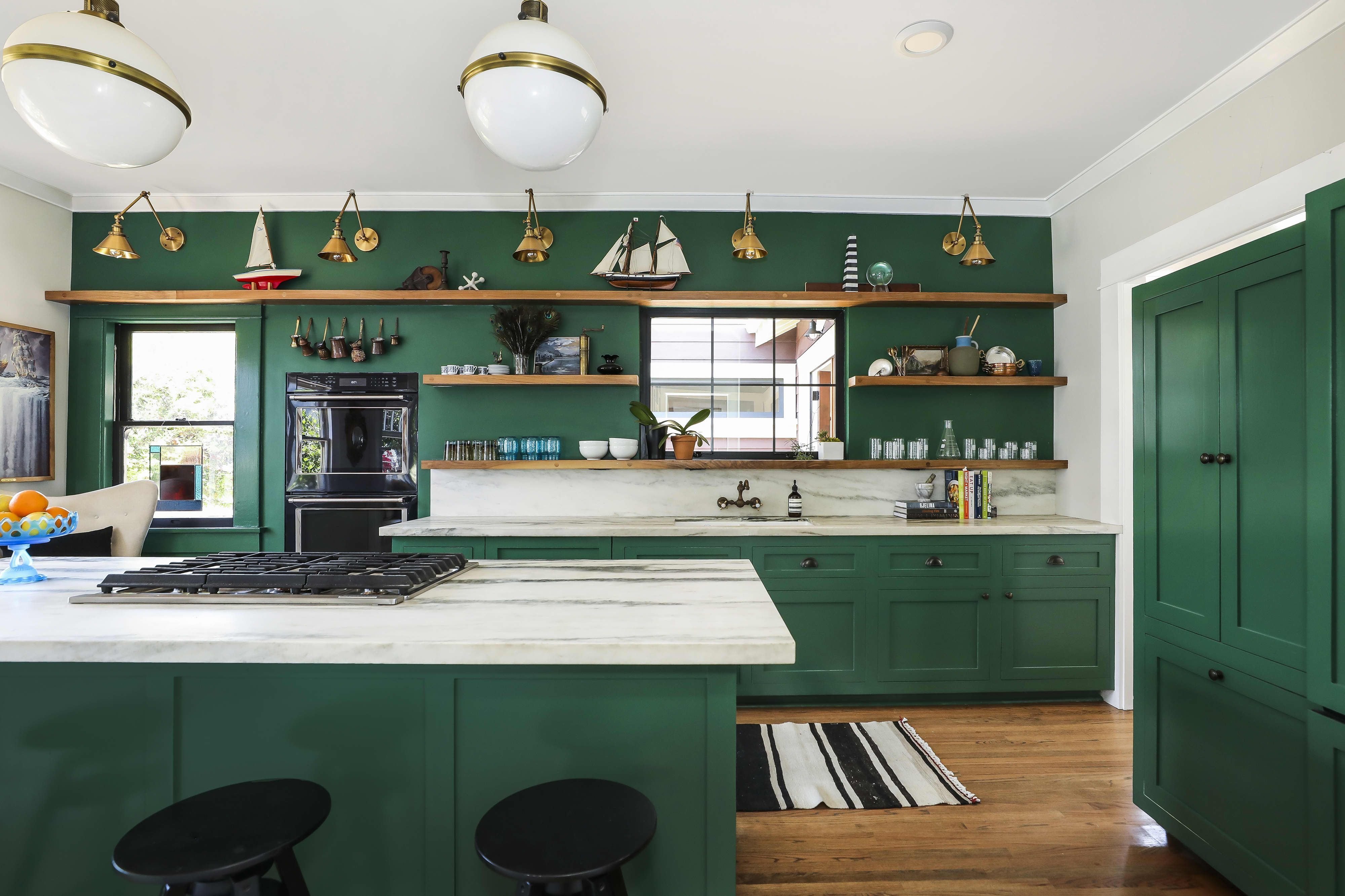 кухня зеленая с деревом интерьер кухни