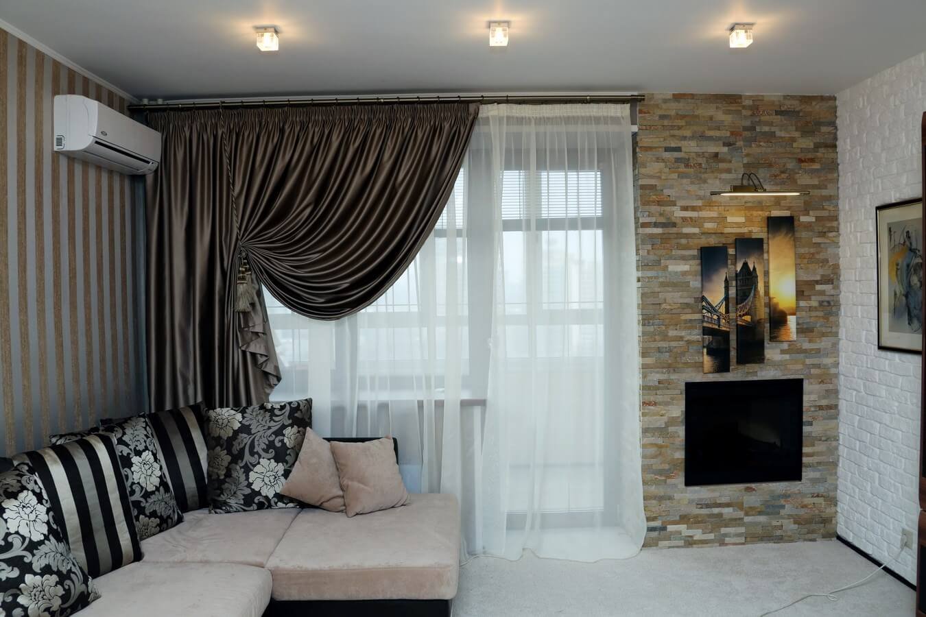 ассиметричные шторы в гостиную в современном стиле