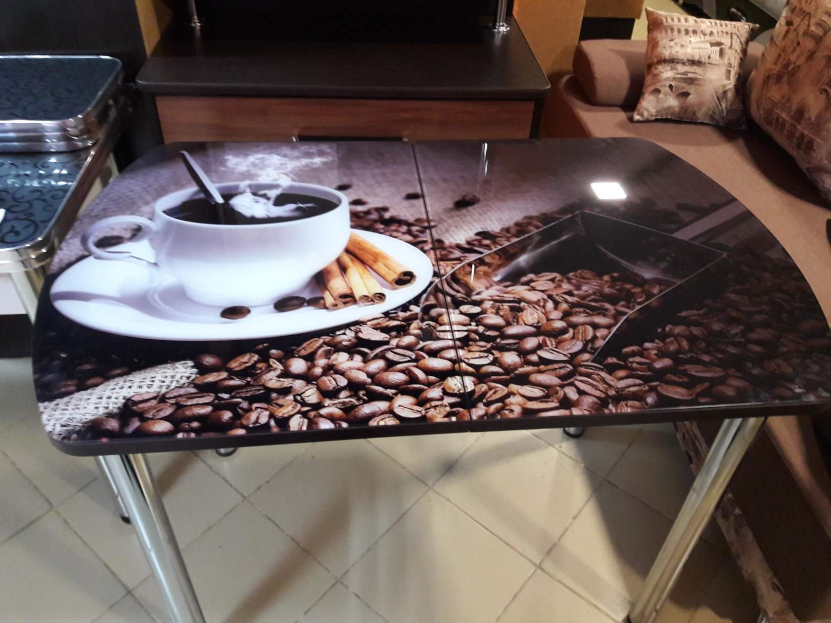 Стол с кофейными зернами под стеклом