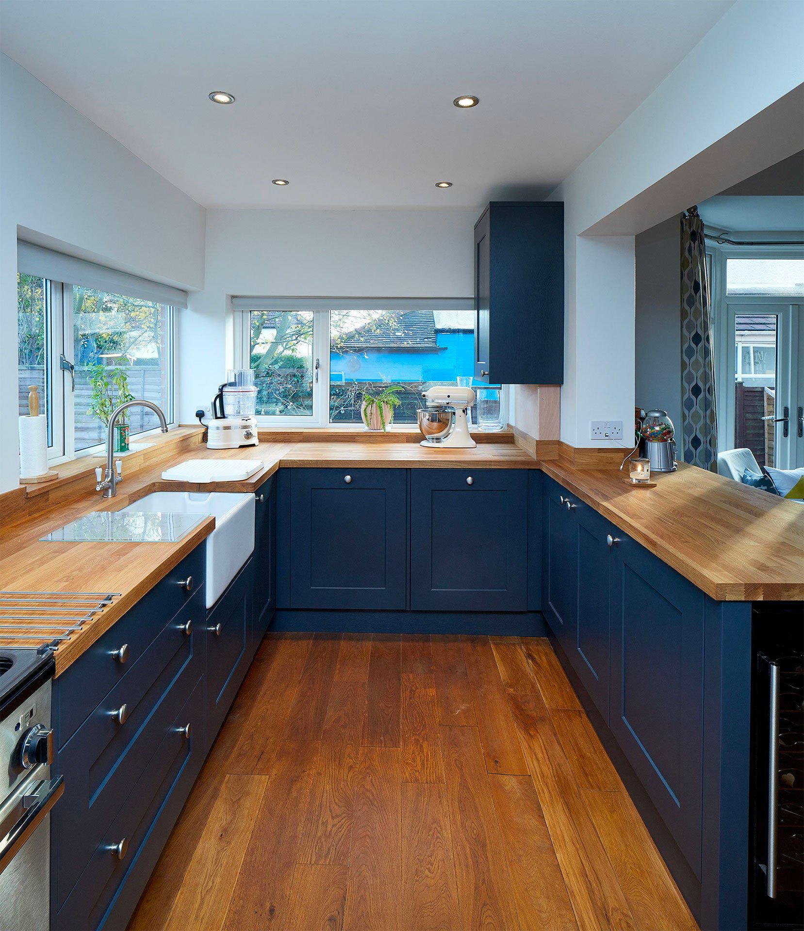 Белая кухня синяя столешница. Синяя кухня с деревянной столешницей. Кухни синего цвета с деревянной столешницей. Кухня синяя матовая с деревянной столешницей. Синяя кухня со столешницей под дерево.