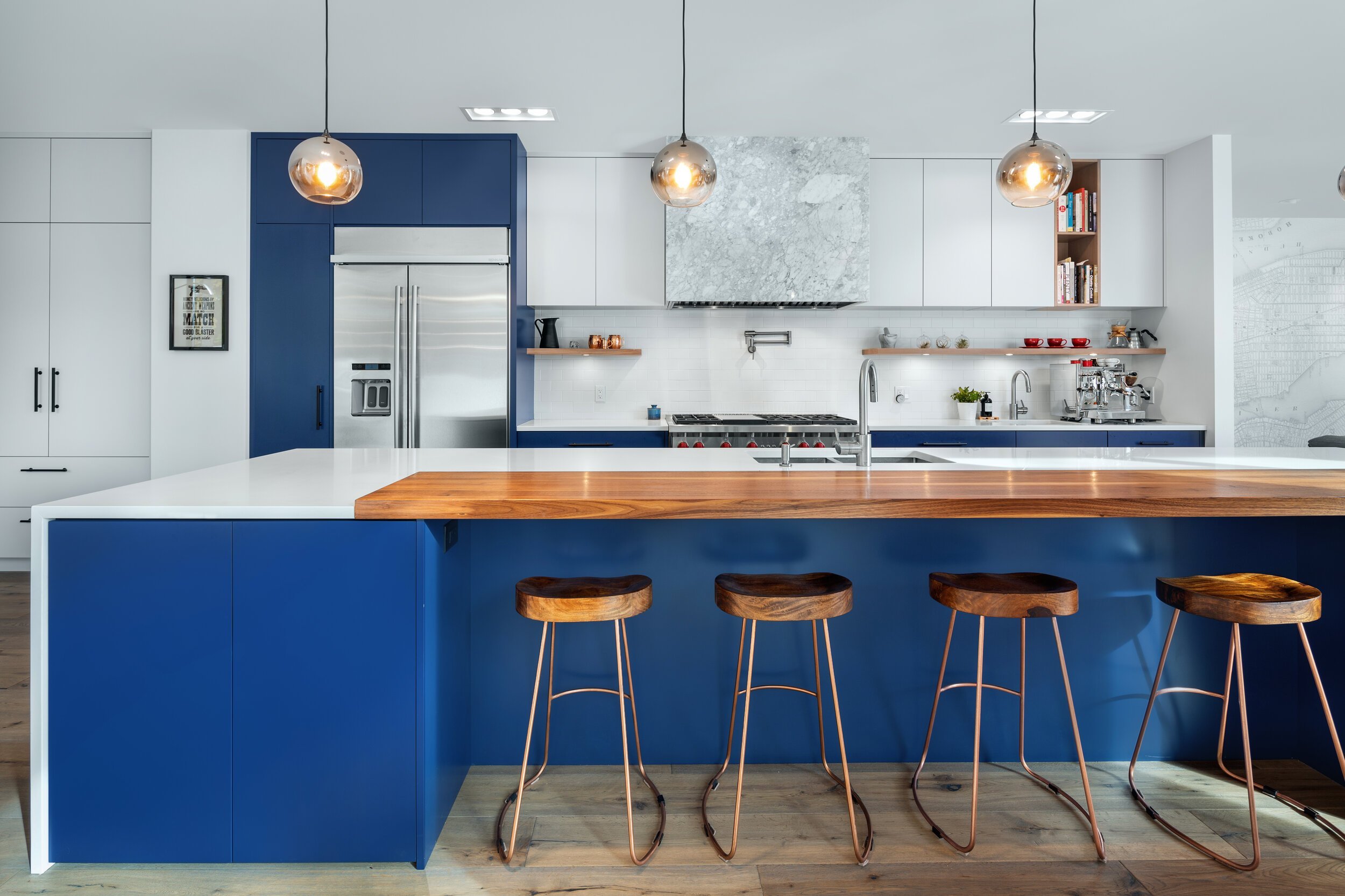 Кухни синего цвета с деревянной столешницей