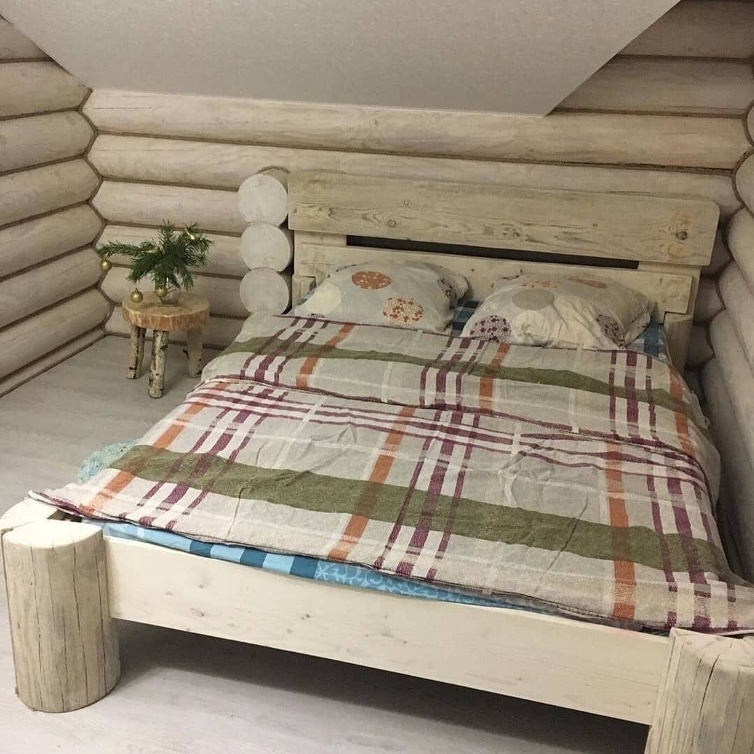Кровать из бревен