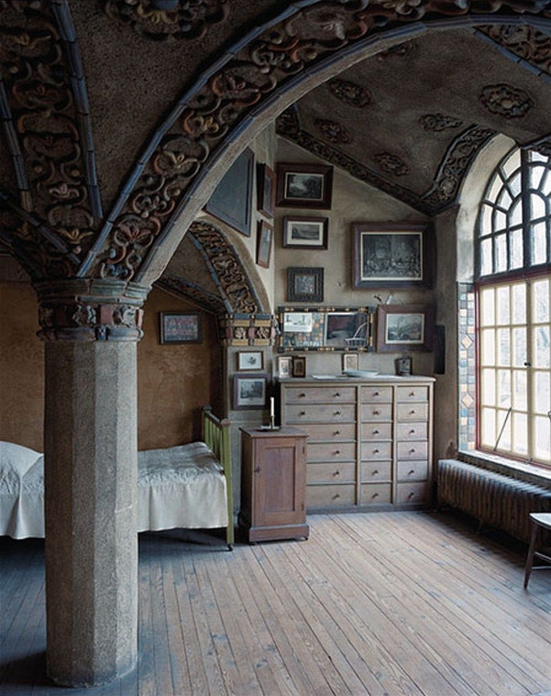 Комната в средневековом стиле