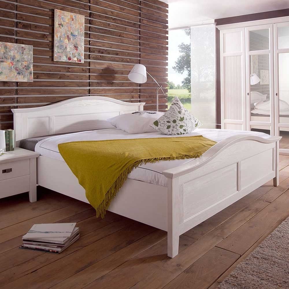 Кровать белая двуспальная деревянная