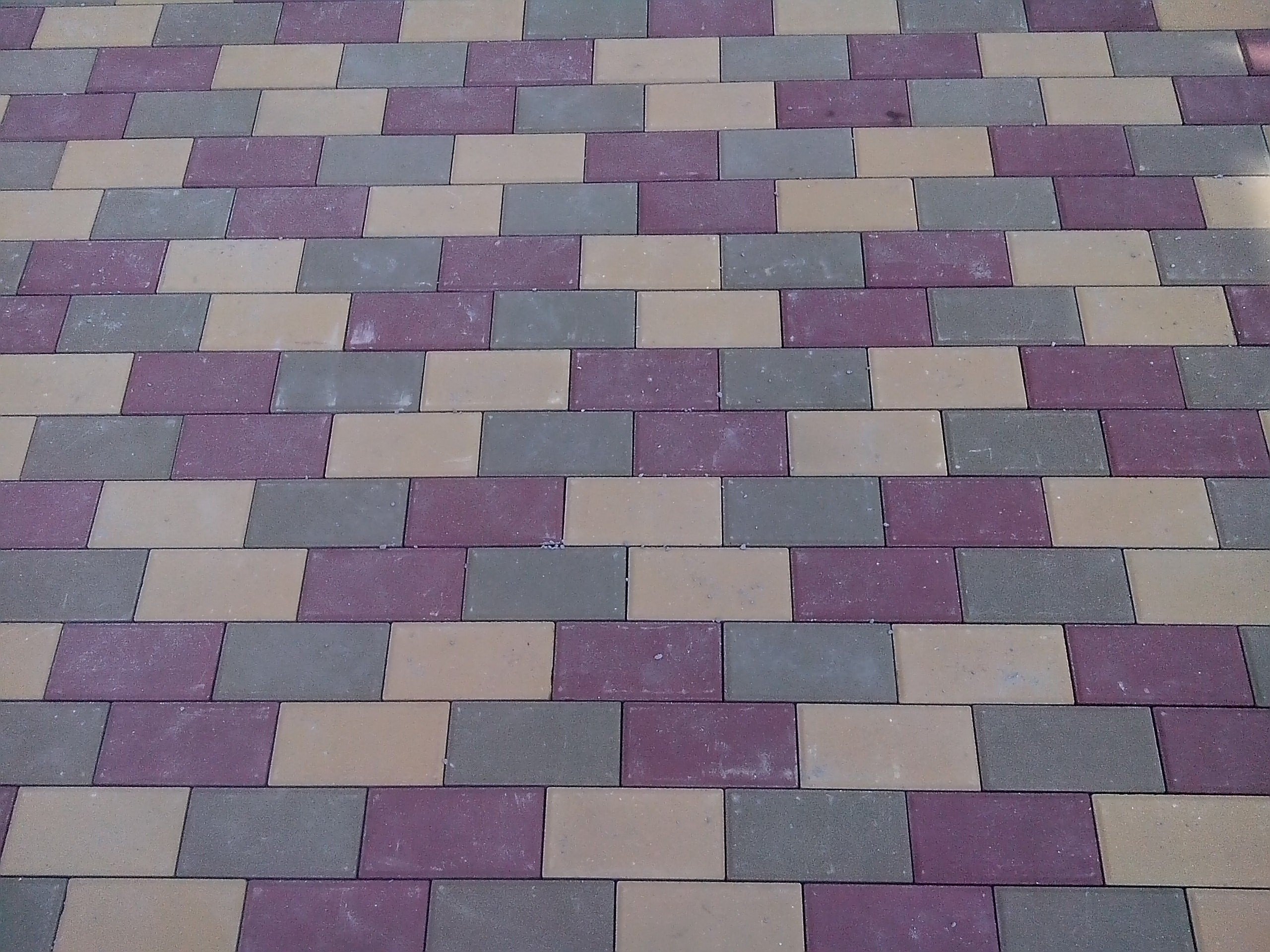 Узор из тротуарной плитки двух цветов фото