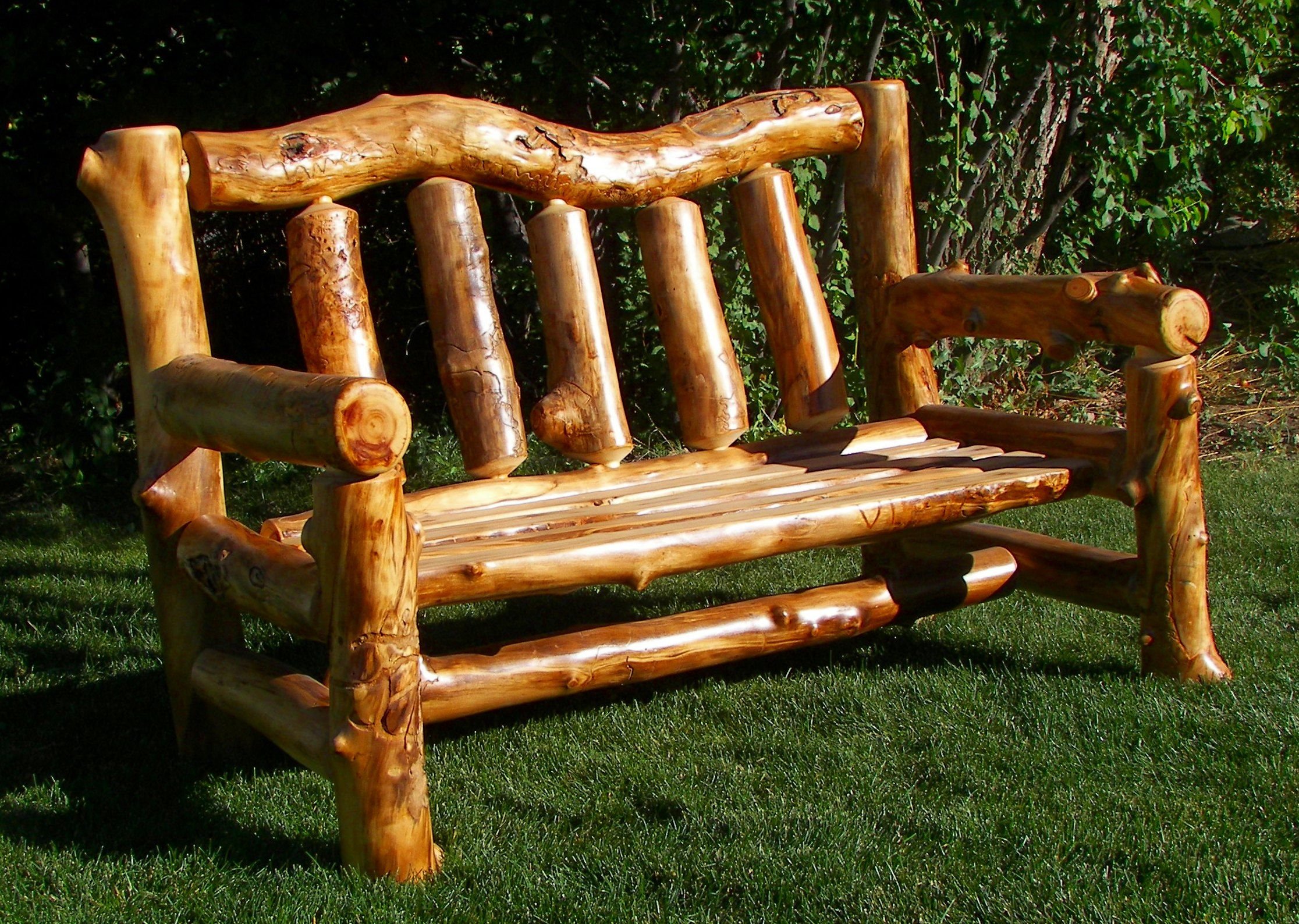Деревянная садовая мебель из бревен. Стол и скамейка
