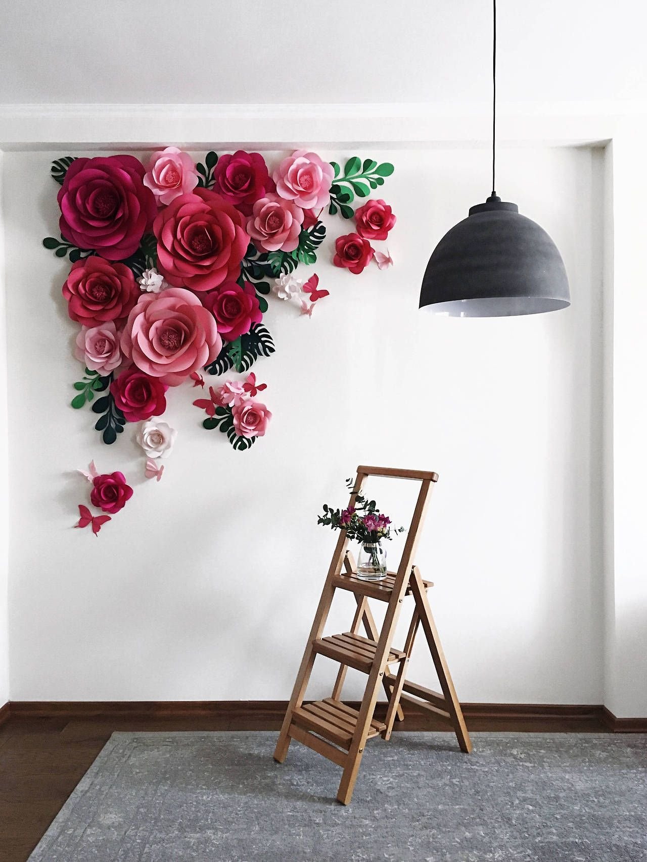 Рисунок цветов на стене в интерьере, на наклейках, фотообоях и панно (16 фото)