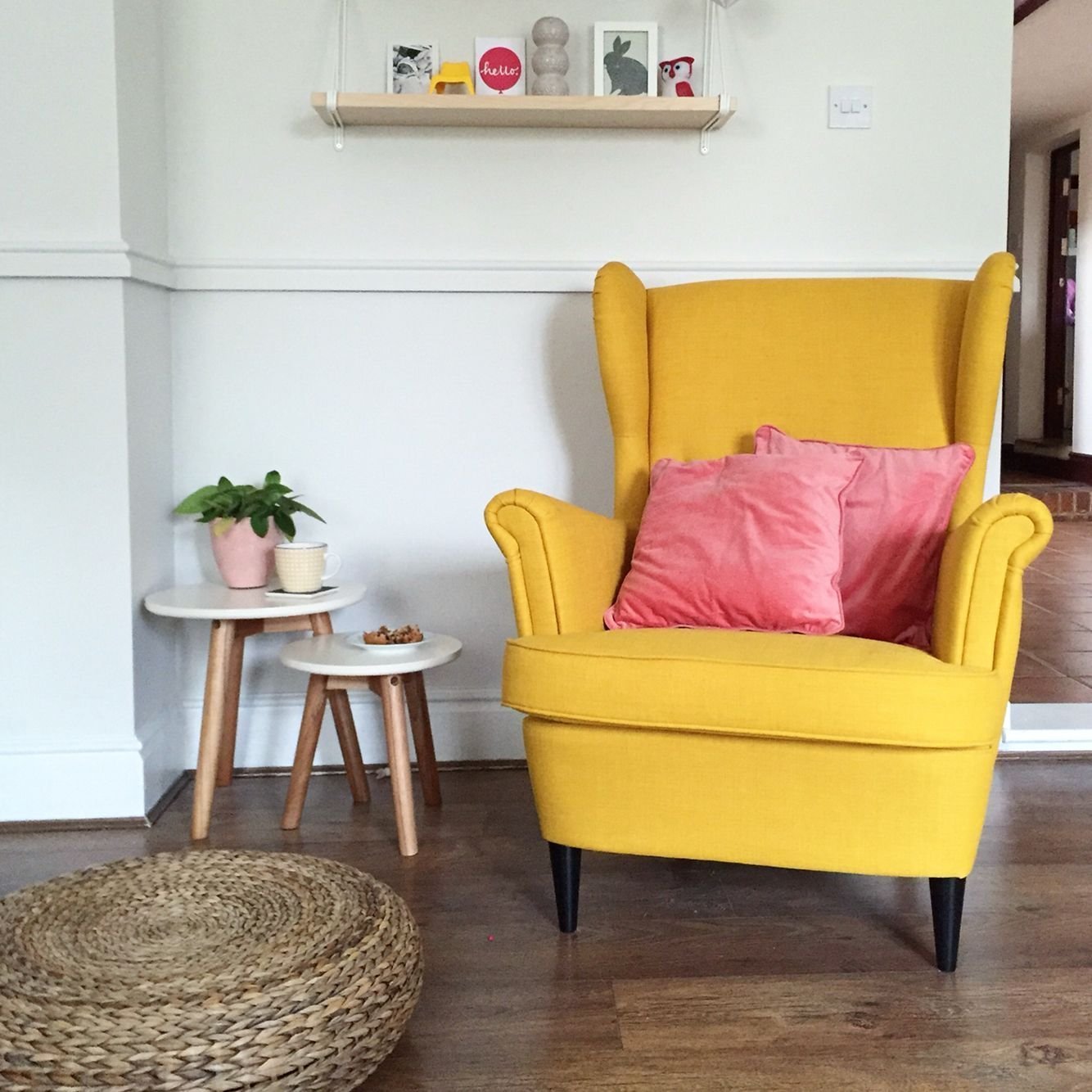 Желтое кресло икеа в интерьере - 55 фото