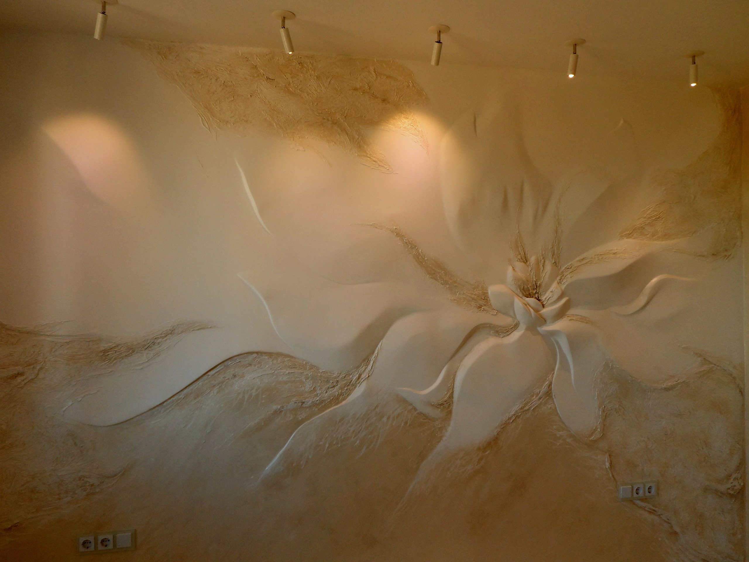 Барельеф цветы на стене из шпаклевки