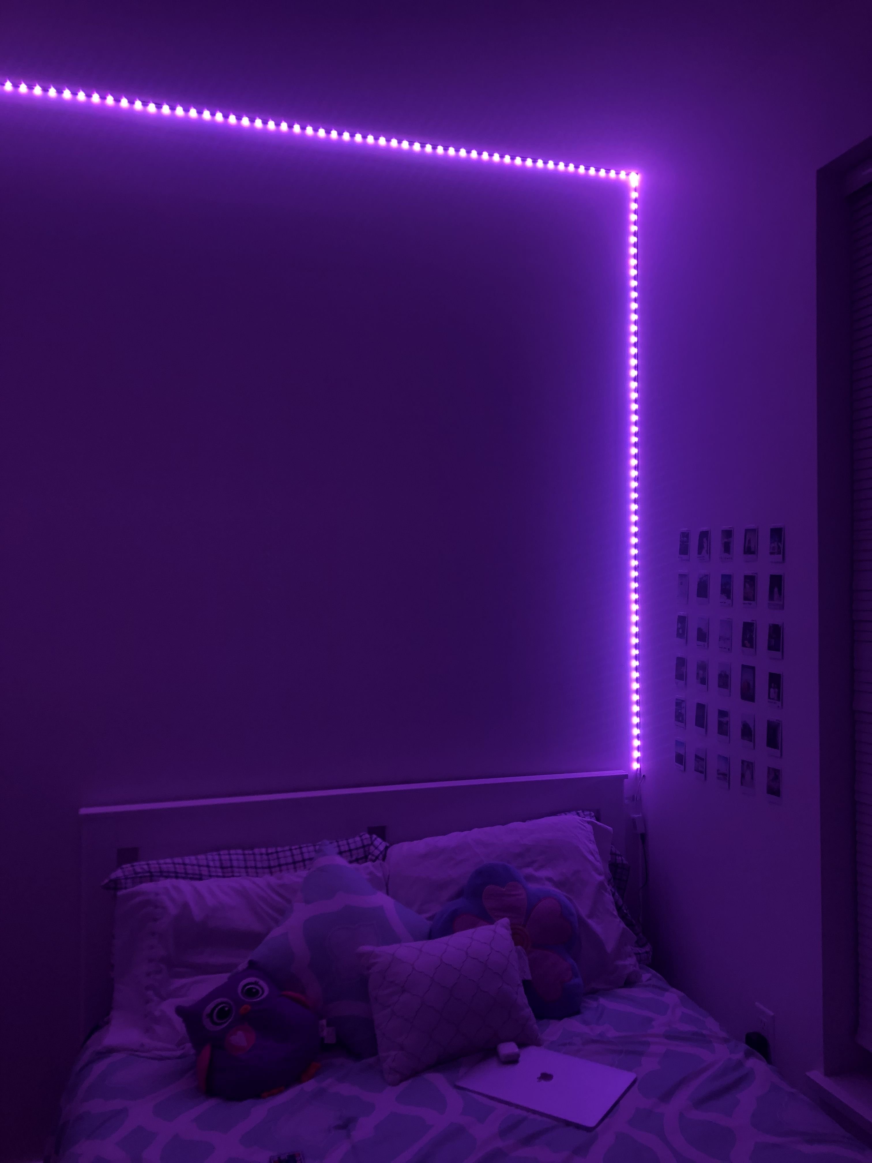 Подсветка неоновой лентой. Фиолетовая РГБ подсветка. Светодиодная подсветка в комнате. Комната с подсветкой. Диодная подсветка комнаты.