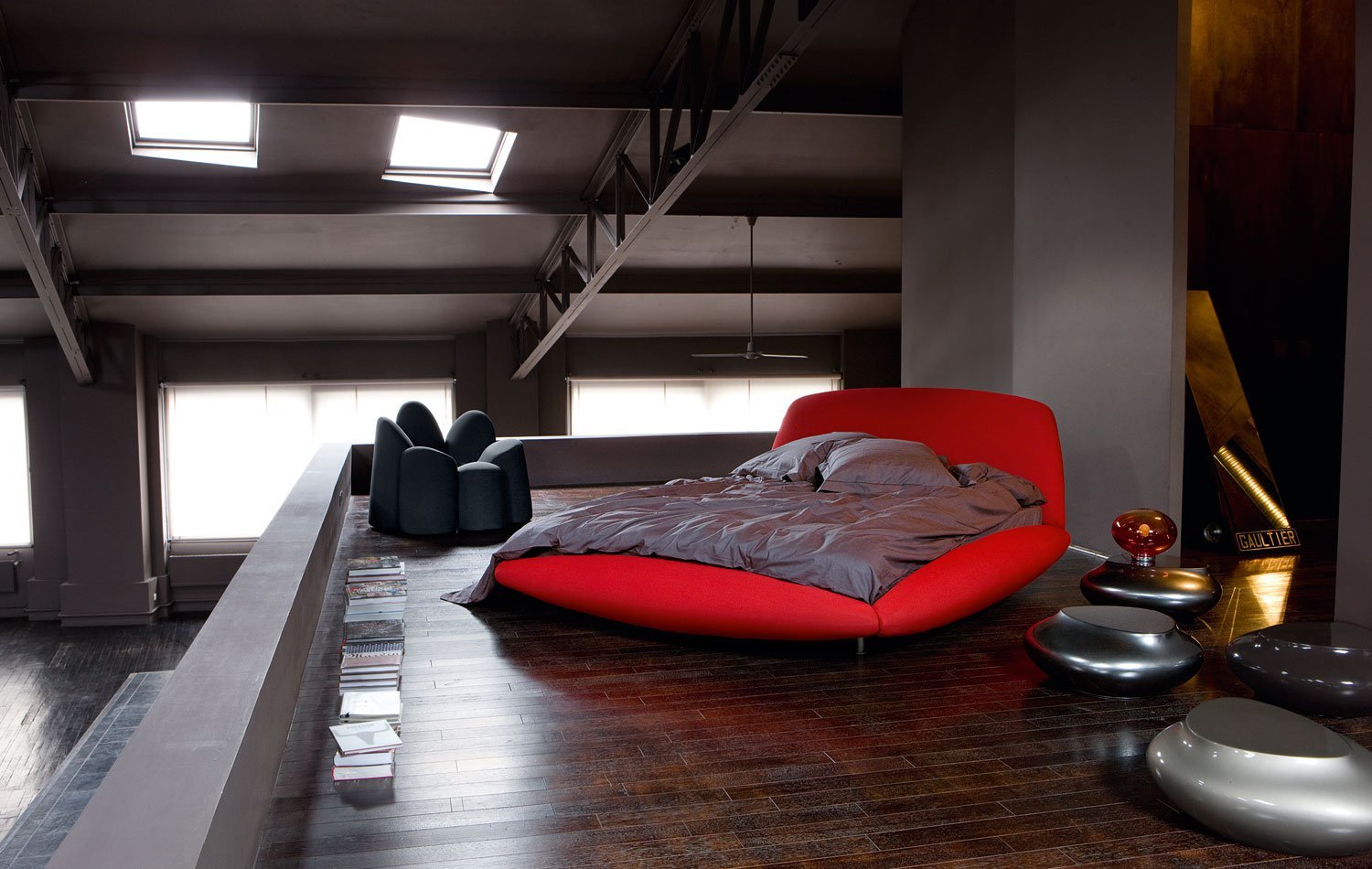 Необычный интерьер комнаты. Дизайнерская кровать. Современная оригинальная кровать. Кровать на всю комнату. Нестандартные кровати