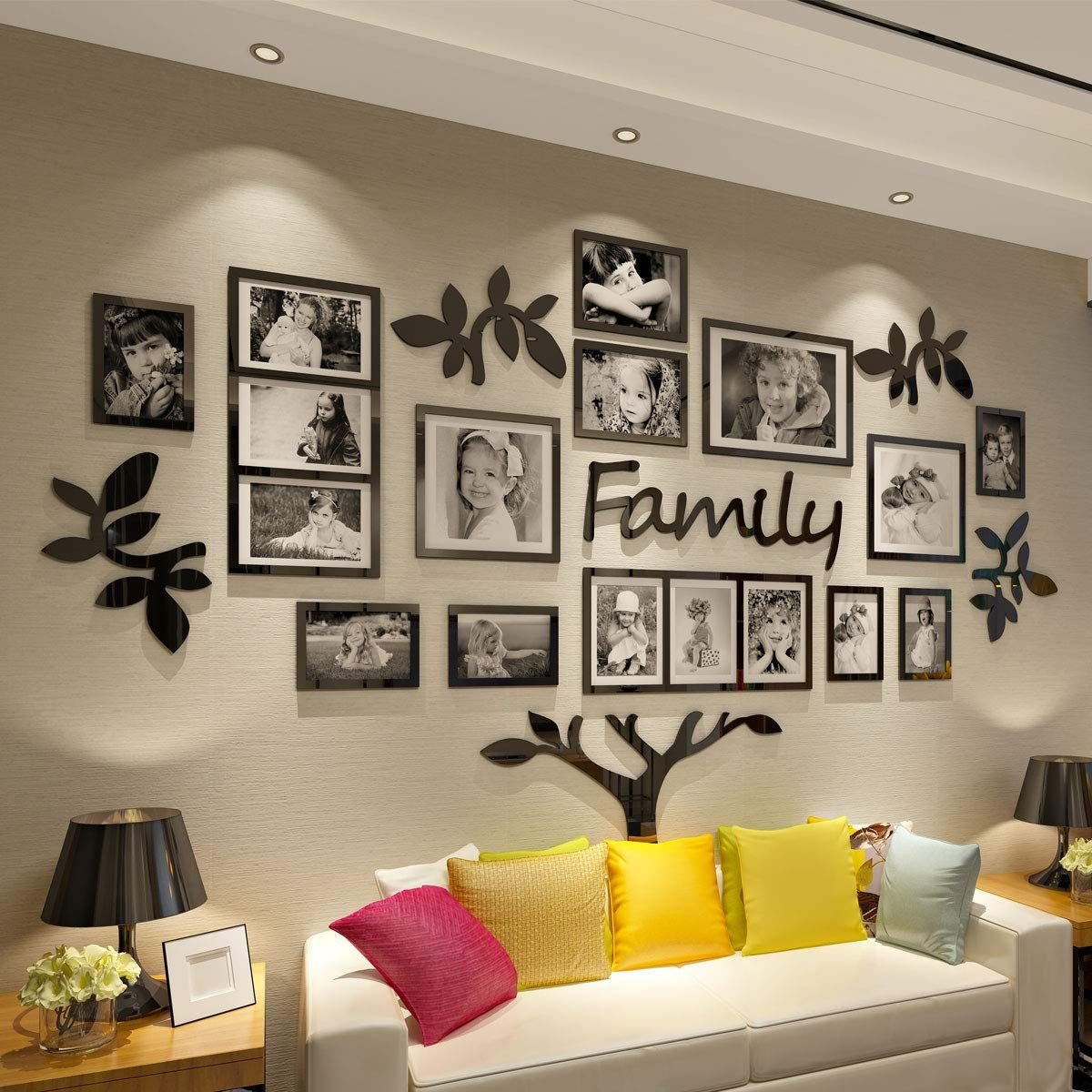 Дизайн фоторамок на стене в гостиной семейные