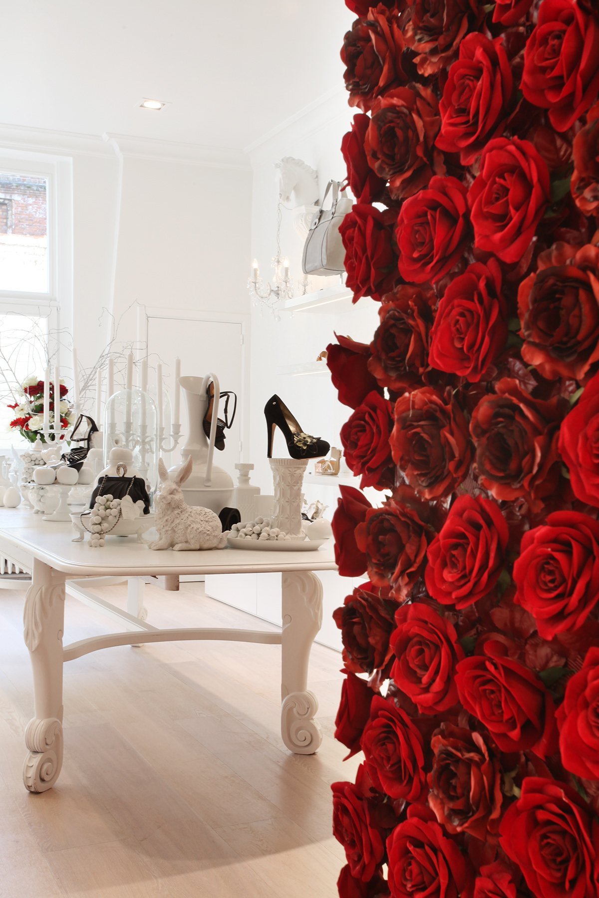 Фотообои красные розы в интерьере
