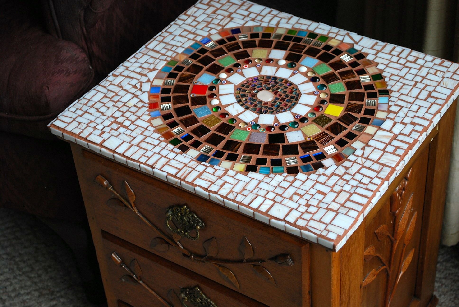 мозаика из плитки на столе