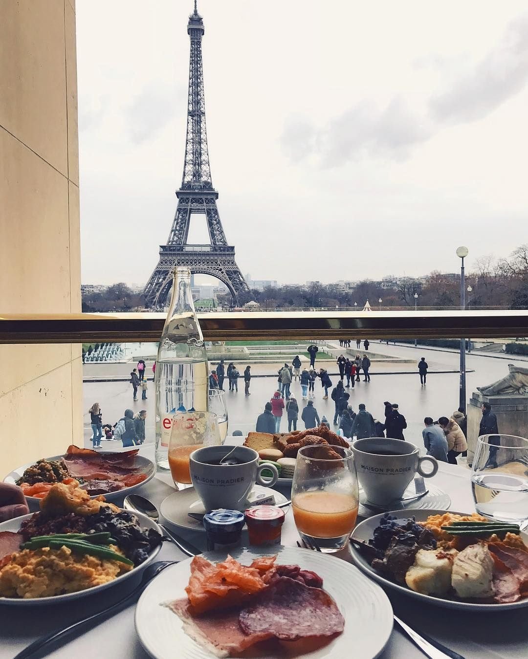 Paris breakfast. Париж Эйфелева башня ресторан. Ресторан 58 Tour Eiffel. Кафе на Эйфелевой башне в Париже. Париж круассаны Эйфелева башня.