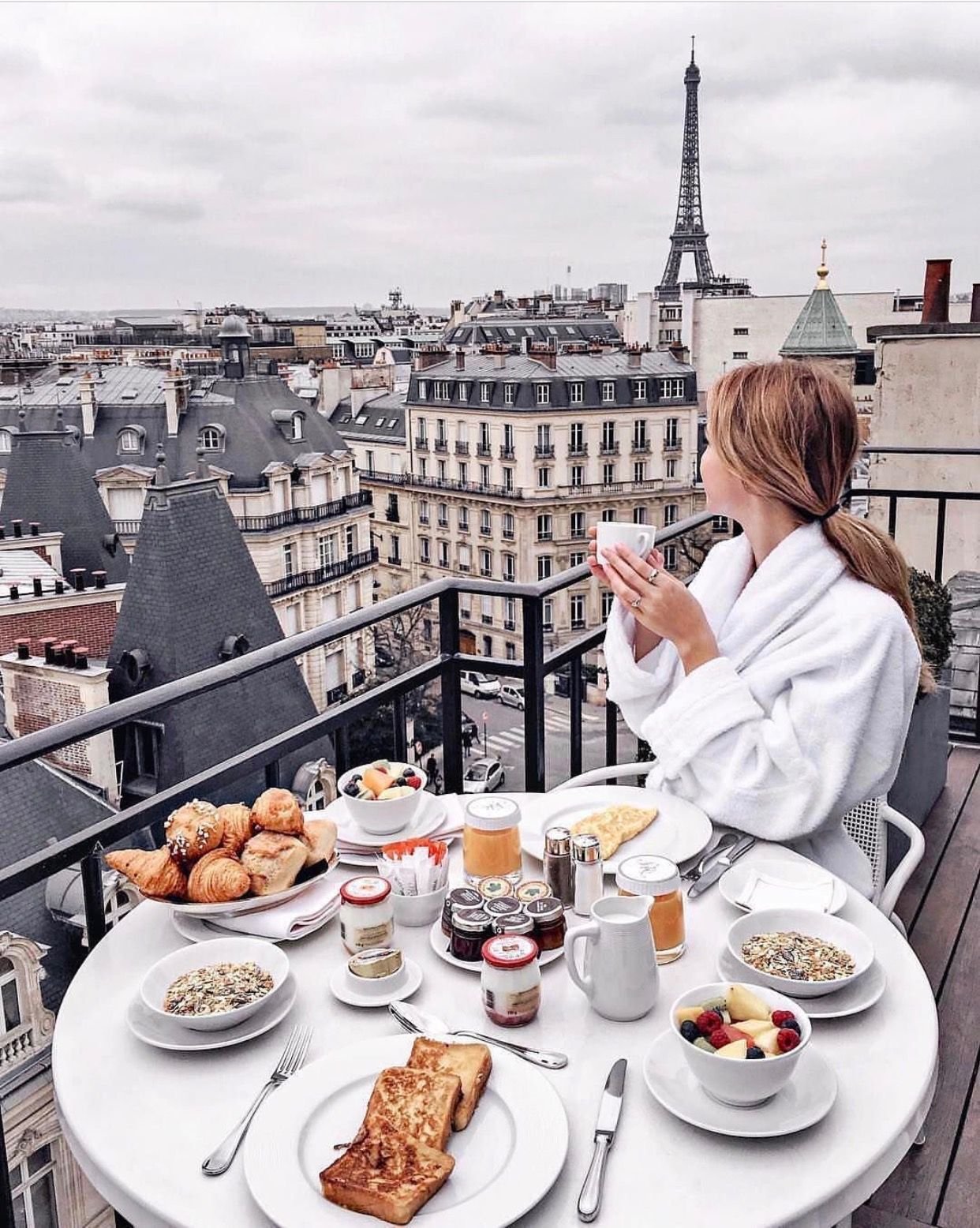 Хорошая жизнь в европе. Французский завтрак. Завтрак во Франции. Парижский завтрак. Завтрак французов.