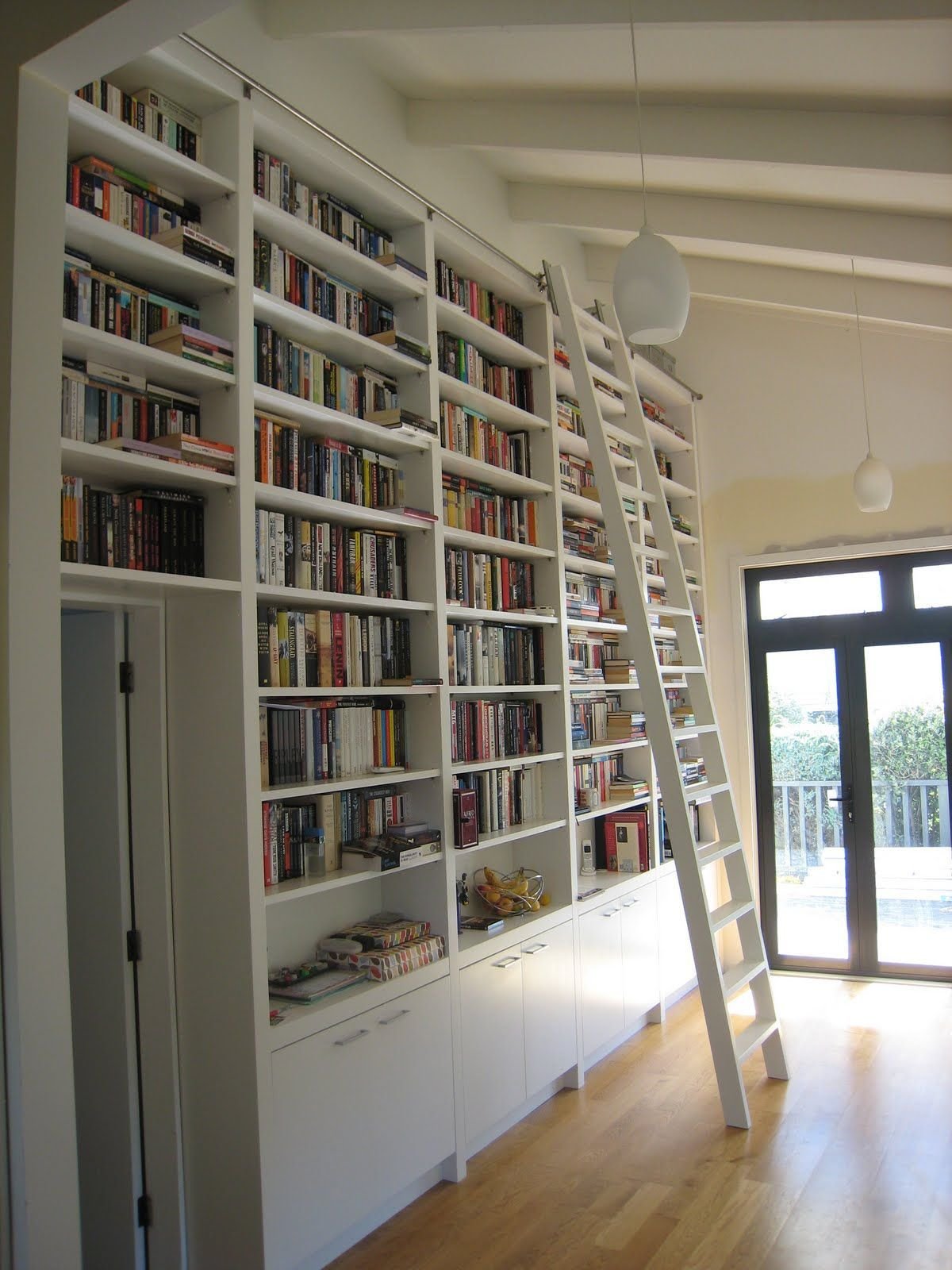 Стеллаж до потолка. Стеллаж во всю стену. Стеллаж книжный. Книжный стеллаж до потолка. Книжные шкафы под потолок.