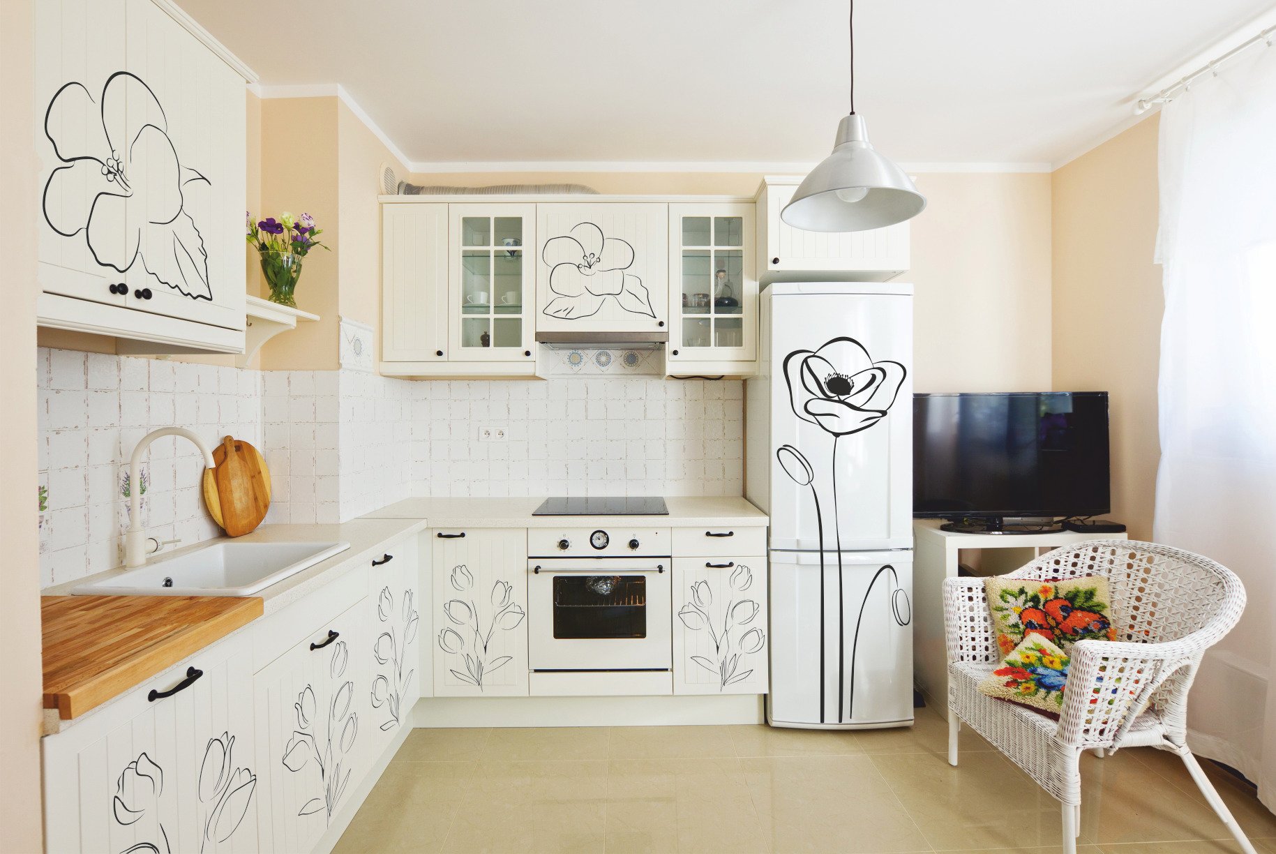 Белый холодильник в интерьере кухни (59 фото)