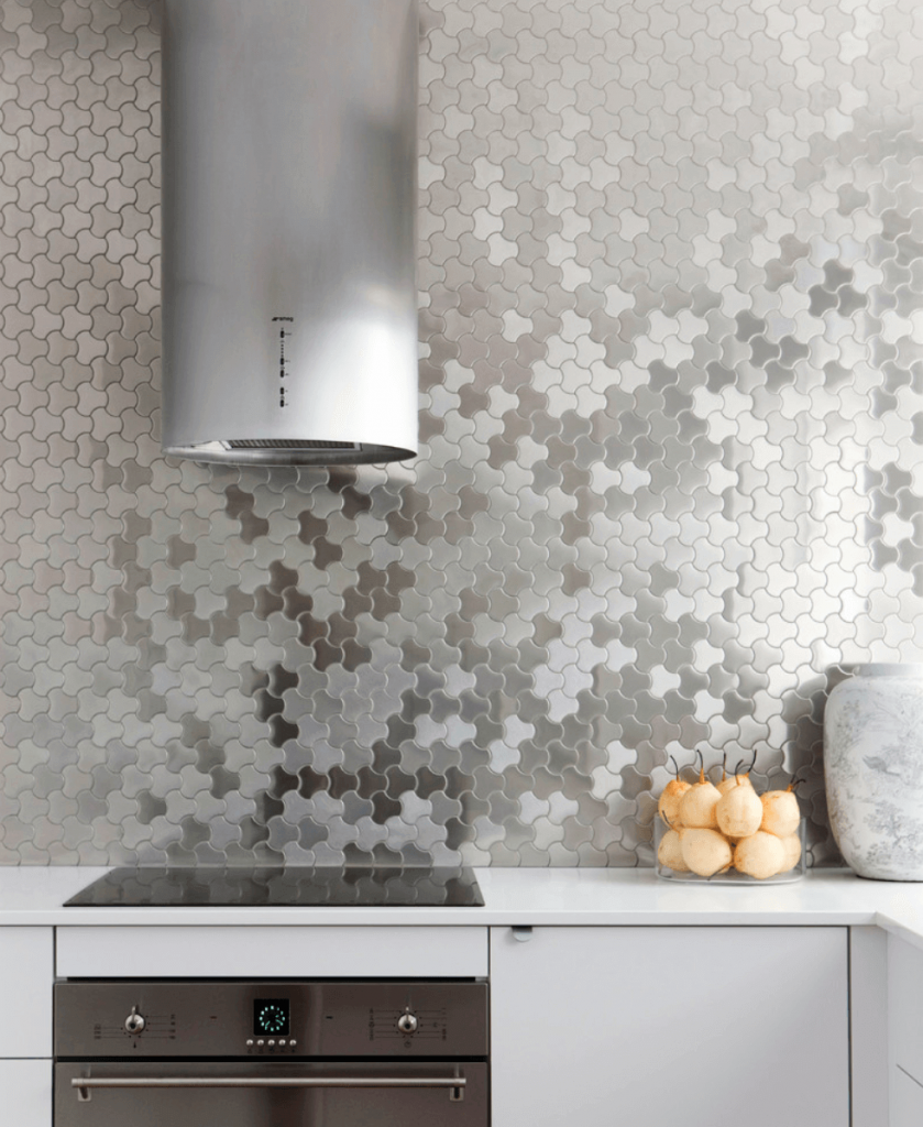 Алюминиевая мозаика на фартуке кухни