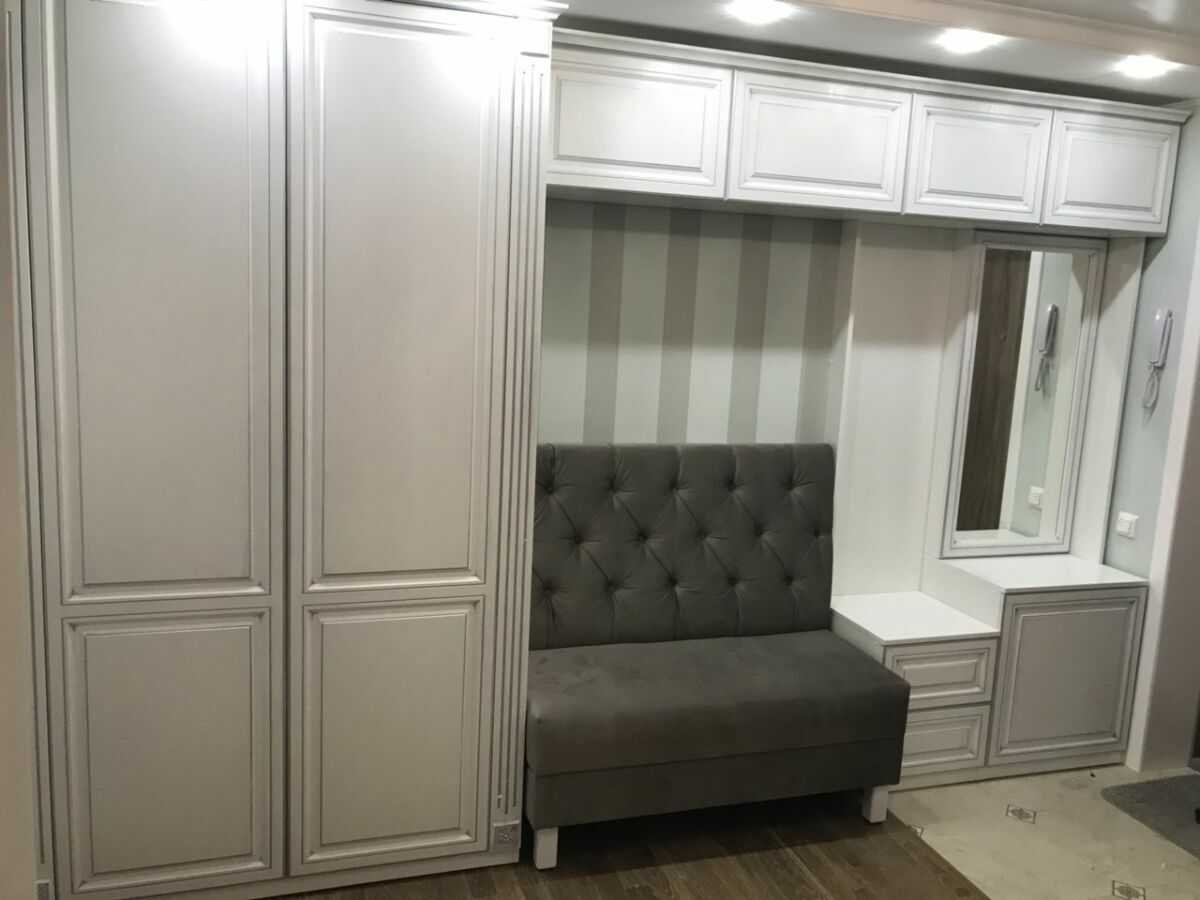 Шкаф в коридор со встроенным диваном