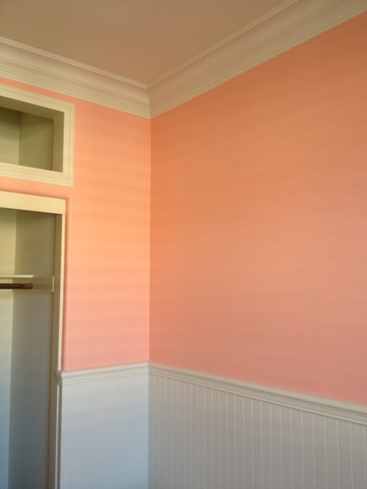 Покраска стен персиковый цвет