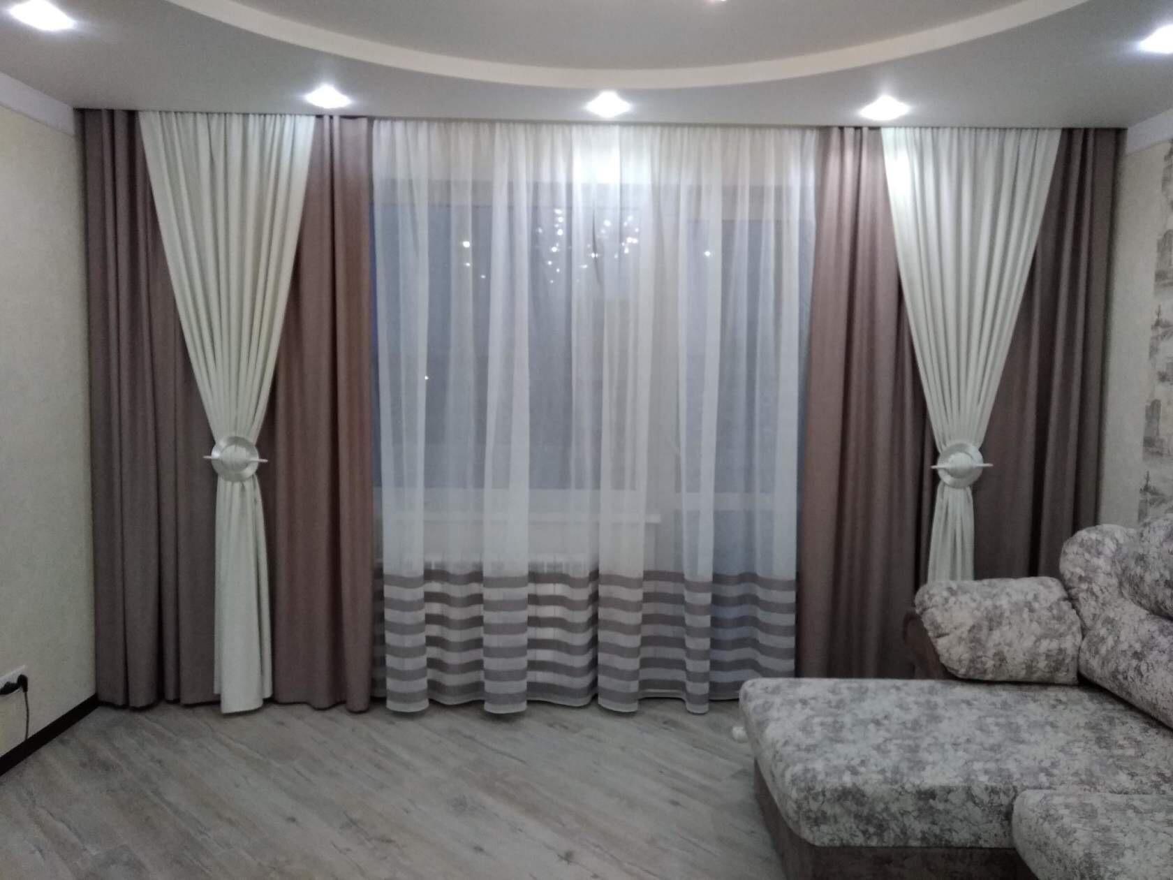 ассиметричные шторы в гостиную в современном стиле
