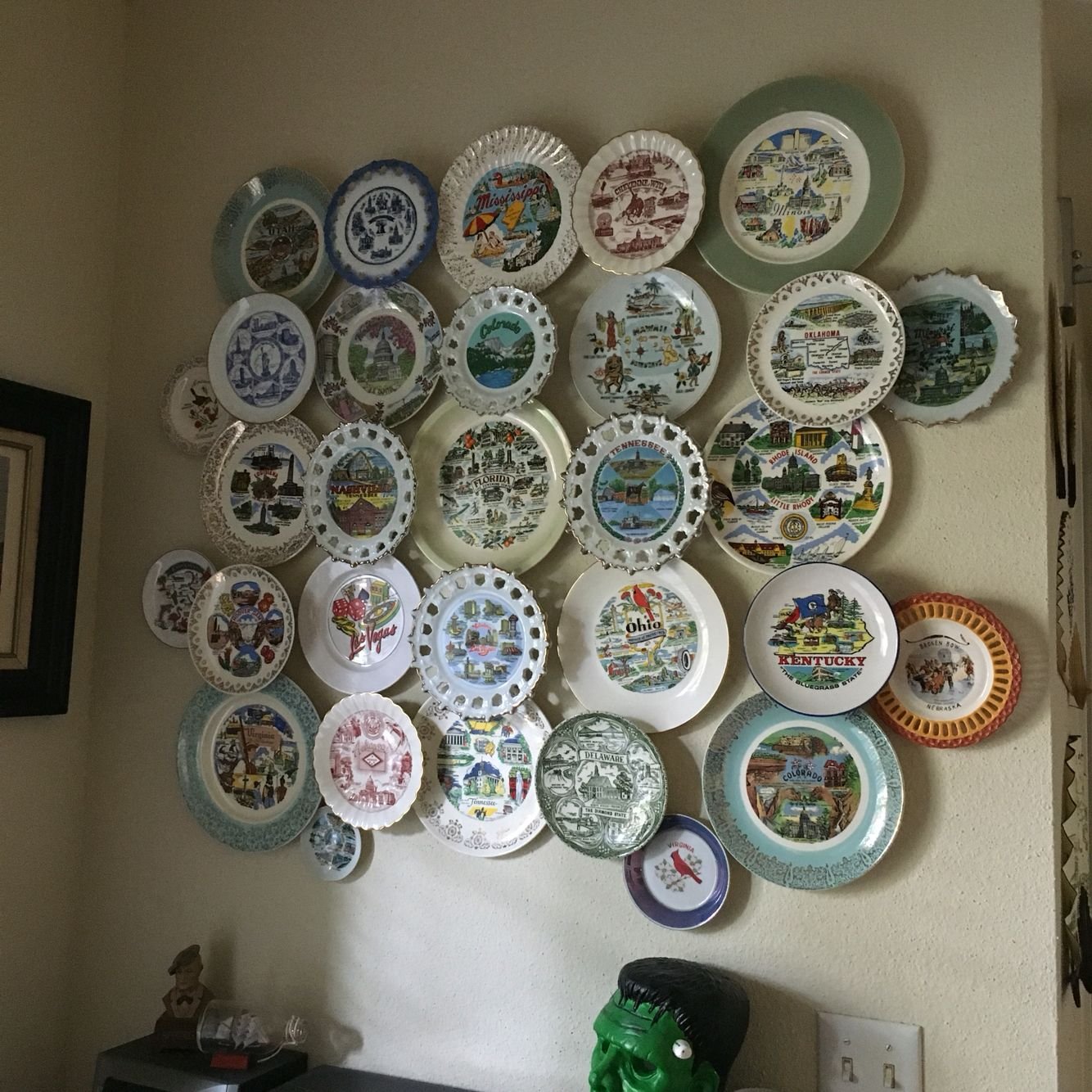 Collection plate. Тарелки на стене. Тарелка настенная. Настенные тарелки в интерьере. Сувенирные тарелки в интерьере.